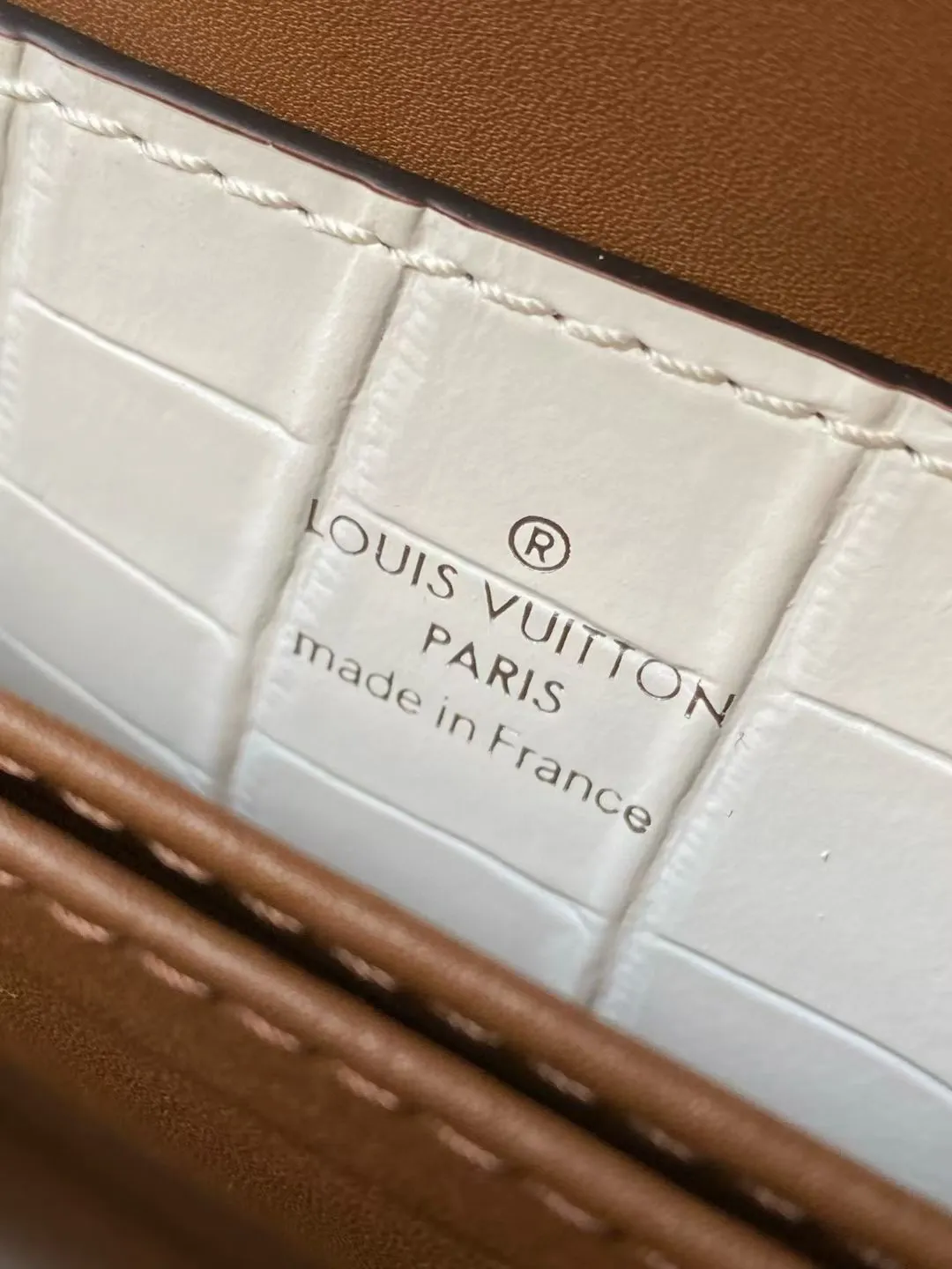 💰2200 "Special Grade Original Leather" N84714 Himalayan White Medium Rose des Vents medium handbag is made of smooth and grained calfskin to outline elegant lines, embellished with golden LV padlocks to shine. Use the top handle and removable and adjustable shoulder strap to create an elegant elbow or practical cross-body style for everyday travel. Dimensions: length 27 width 11 height 19