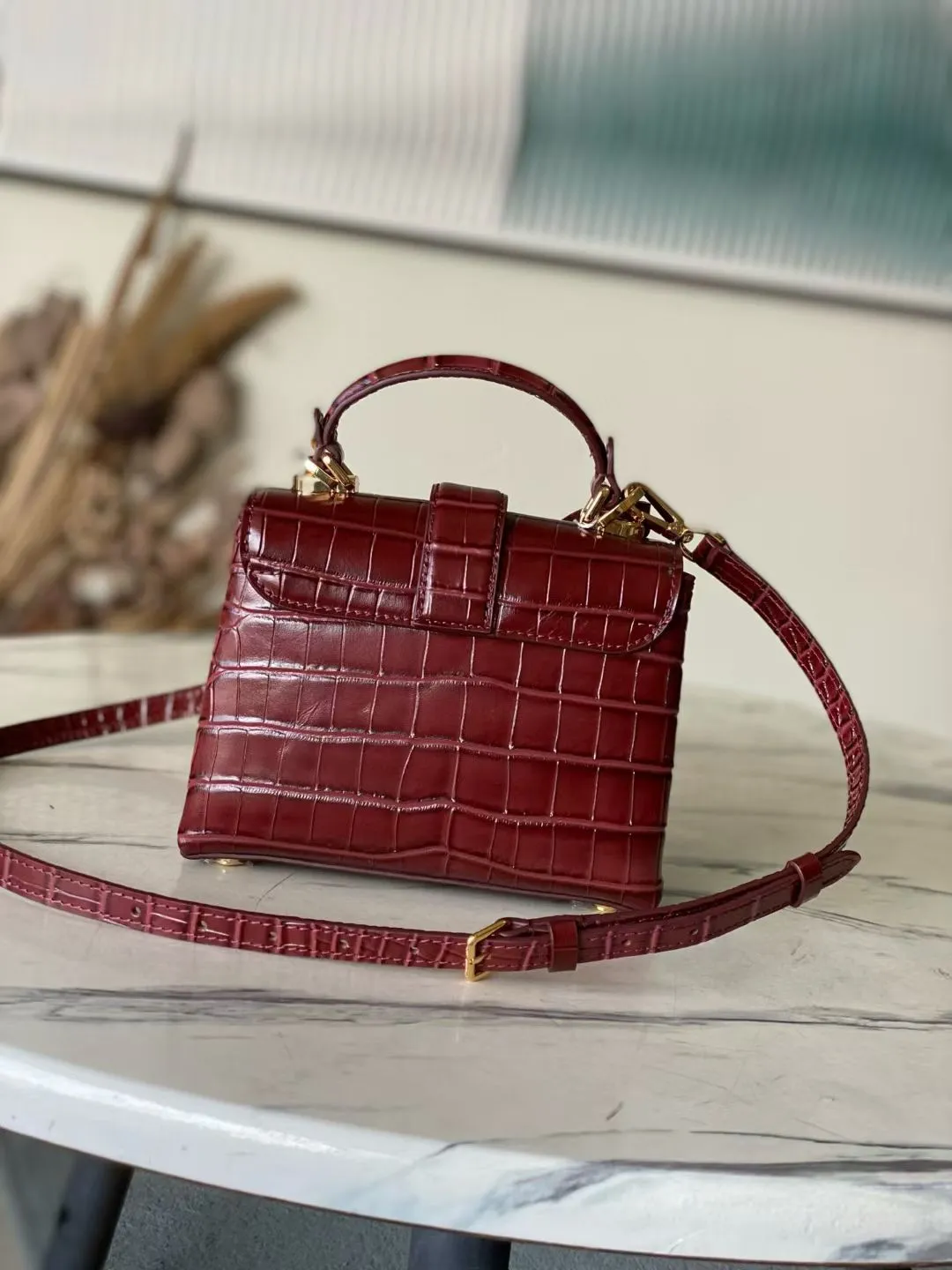 💰2000 "Special Original Leather" N98928 Crocodile Maroon Small Rose des Vents small handbag is made of smooth and grained calfskin to outline elegant lines, embellished with golden LV padlocks to shine. Use the top handle and removable and adjustable shoulder strap to create an elegant elbow or practical cross-body style for everyday travel. Dimensions: length 19 width 8 height 13.5cm
