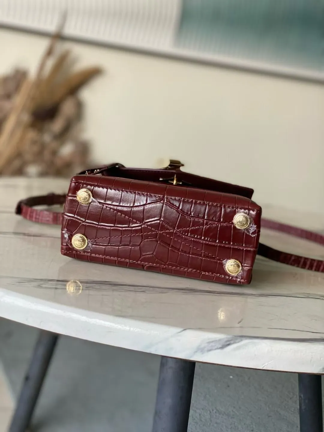 💰2000 "Special Original Leather" N98928 Crocodile Maroon Small Rose des Vents small handbag is made of smooth and grained calfskin to outline elegant lines, embellished with golden LV padlocks to shine. Use the top handle and removable and adjustable shoulder strap to create an elegant elbow or practical cross-body style for everyday travel. Dimensions: length 19 width 8 height 13.5cm