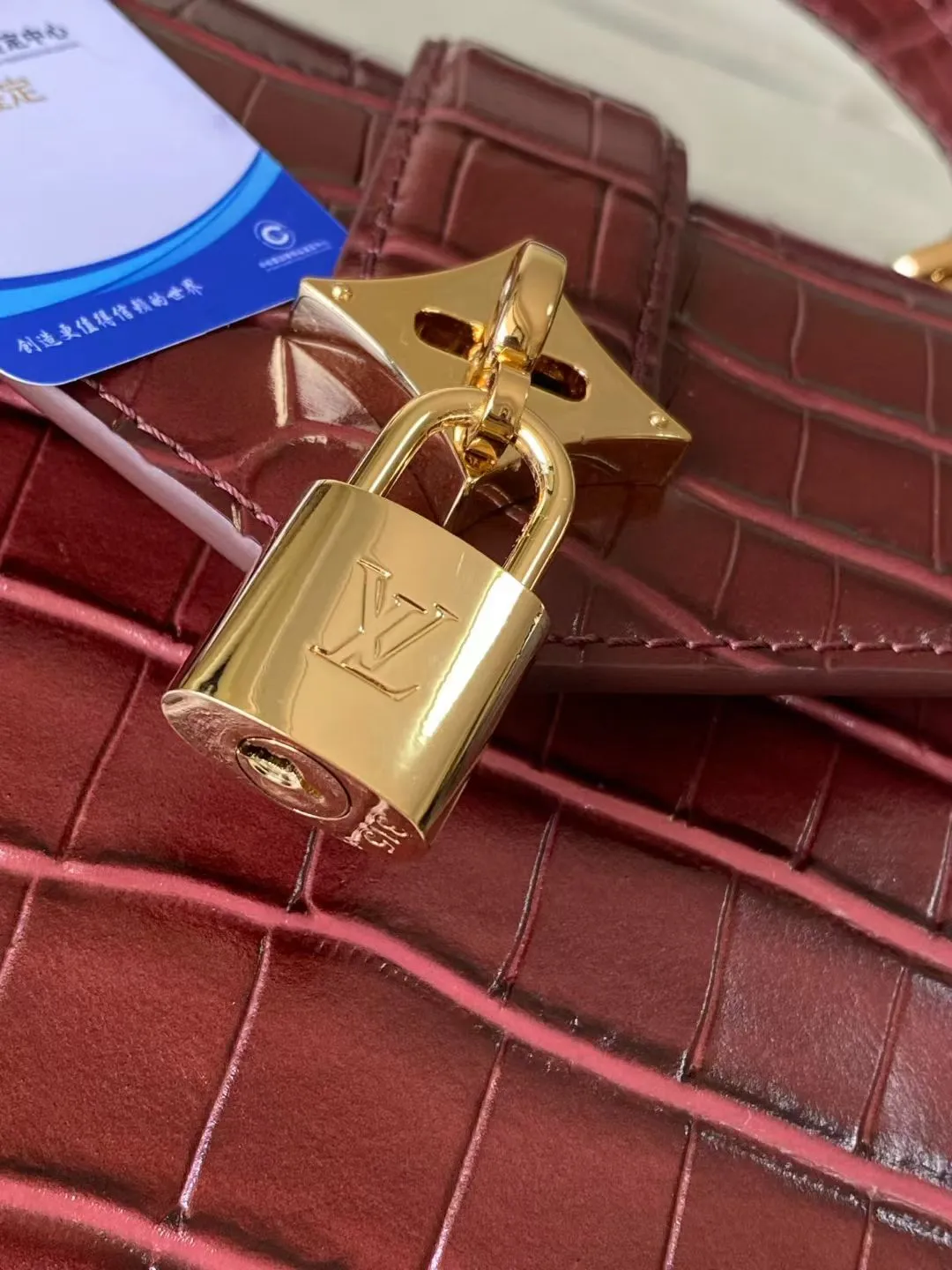💰2000 "Special Original Leather" N98928 Crocodile Maroon Small Rose des Vents small handbag is made of smooth and grained calfskin to outline elegant lines, embellished with golden LV padlocks to shine. Use the top handle and removable and adjustable shoulder strap to create an elegant elbow or practical cross-body style for everyday travel. Dimensions: length 19 width 8 height 13.5cm