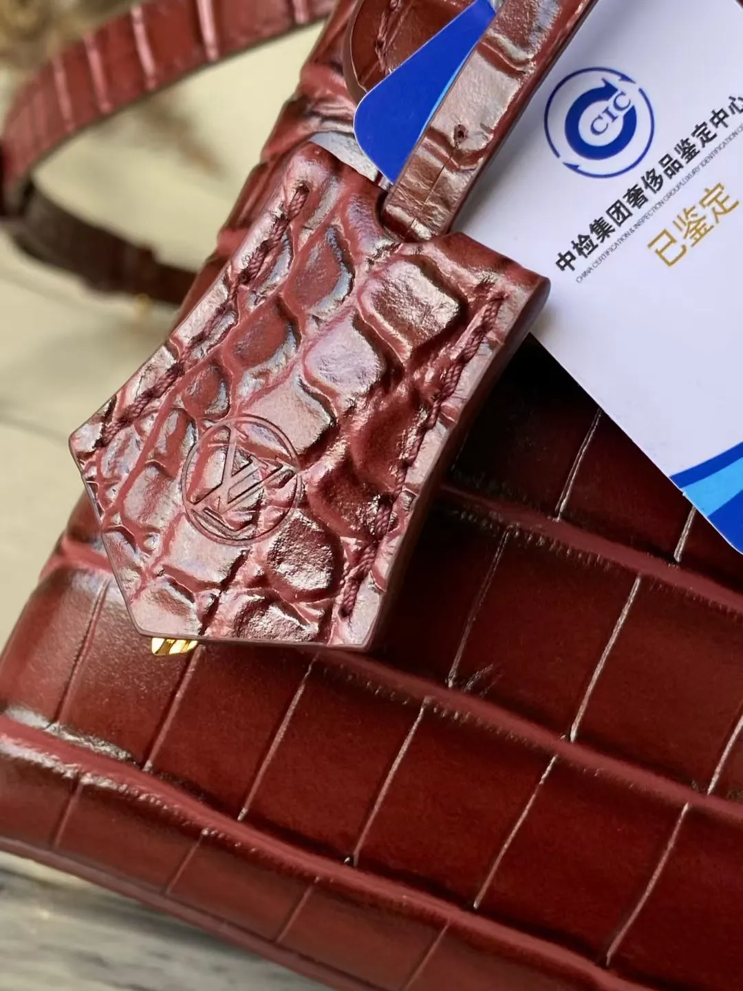 💰2000 "Special Original Leather" N98928 Crocodile Maroon Small Rose des Vents small handbag is made of smooth and grained calfskin to outline elegant lines, embellished with golden LV padlocks to shine. Use the top handle and removable and adjustable shoulder strap to create an elegant elbow or practical cross-body style for everyday travel. Dimensions: length 19 width 8 height 13.5cm