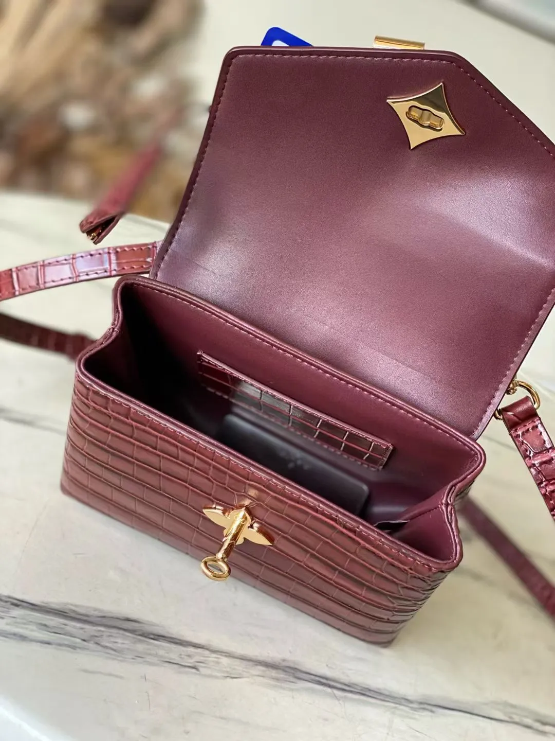💰2000 "Special Original Leather" N98928 Crocodile Maroon Small Rose des Vents small handbag is made of smooth and grained calfskin to outline elegant lines, embellished with golden LV padlocks to shine. Use the top handle and removable and adjustable shoulder strap to create an elegant elbow or practical cross-body style for everyday travel. Dimensions: length 19 width 8 height 13.5cm