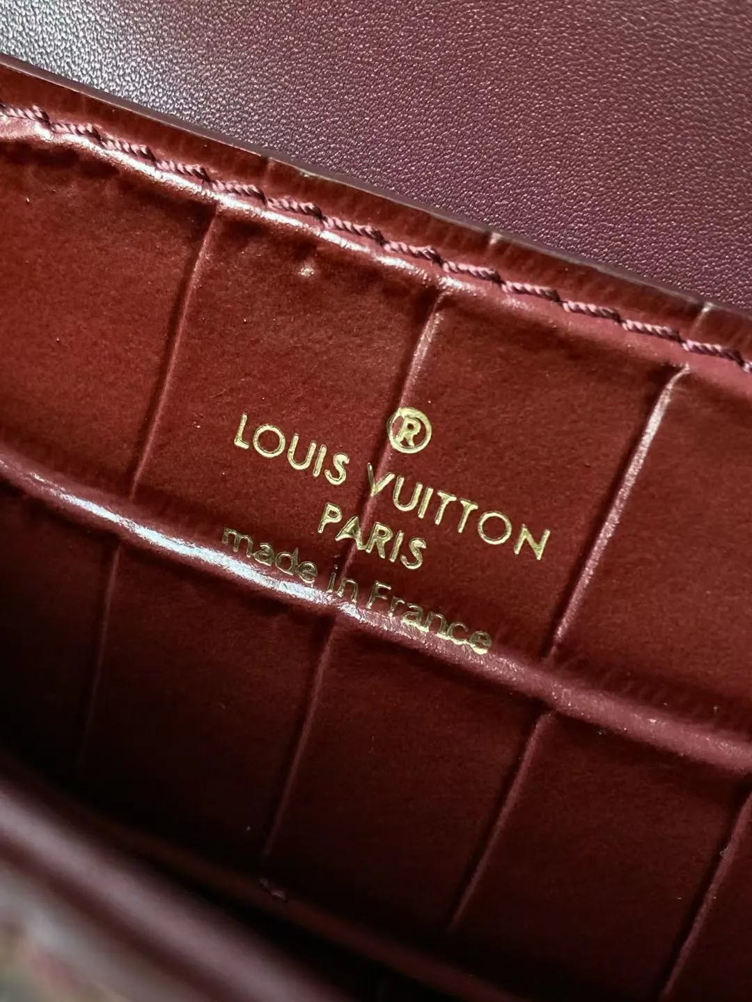 💰2000 "Special Original Leather" N98928 Crocodile Maroon Small Rose des Vents small handbag is made of smooth and grained calfskin to outline elegant lines, embellished with golden LV padlocks to shine. Use the top handle and removable and adjustable shoulder strap to create an elegant elbow or practical cross-body style for everyday travel. Dimensions: length 19 width 8 height 13.5cm