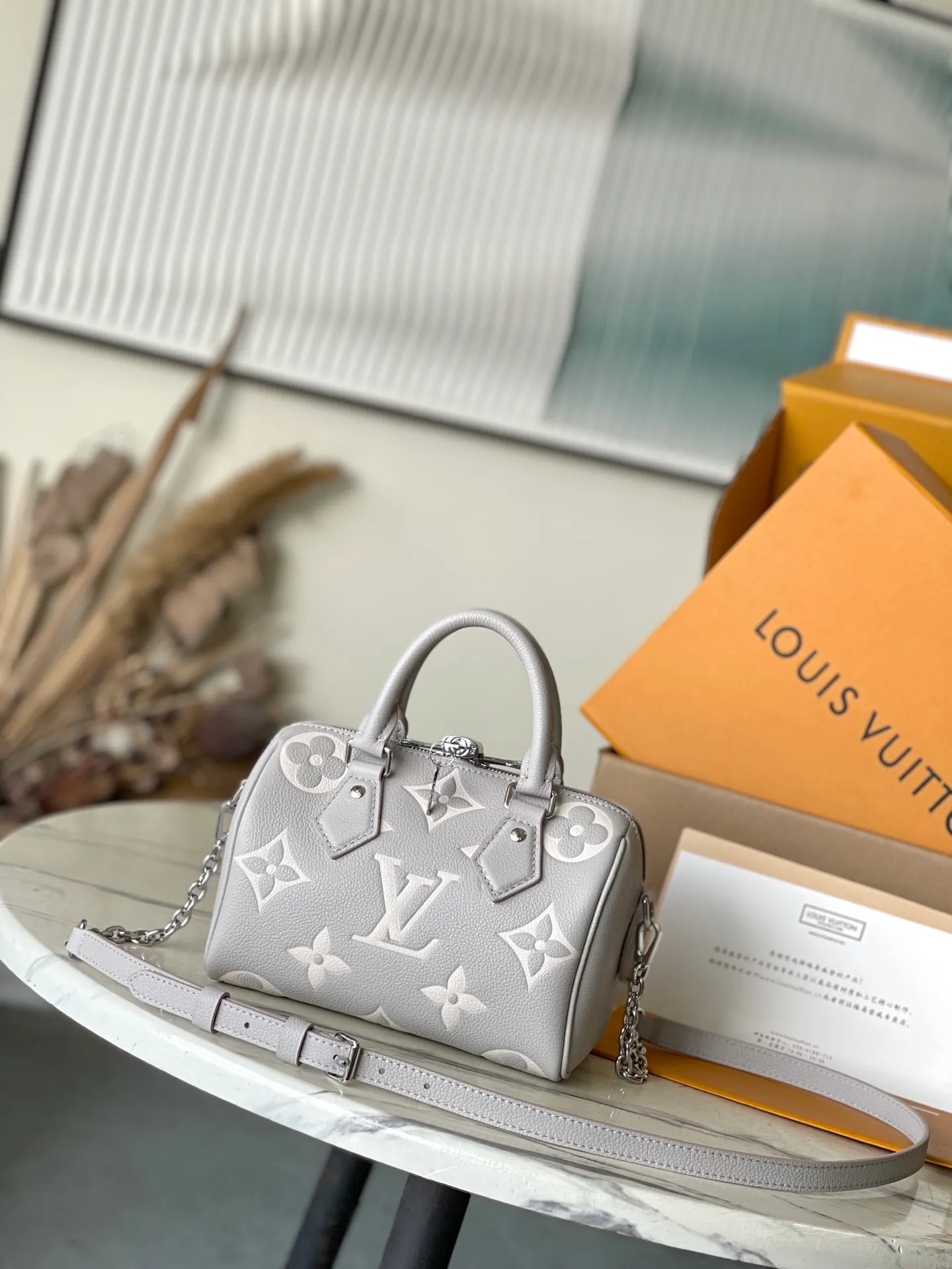 💰960 (top layer leather) top original item M14207 This Speedy Bandouliere 20 handbag is made of Monogram Empreinte leather dyed in elegant colors, highlighting the inspiration of the LVMilky Way series. The compact shape offers plenty of room for a smartphone, wallet, keys and lipstick. Metal pieces such as padlocks and key cases complete the ensemble. Dimensions: 20,5 × 13.5 × 12 cm