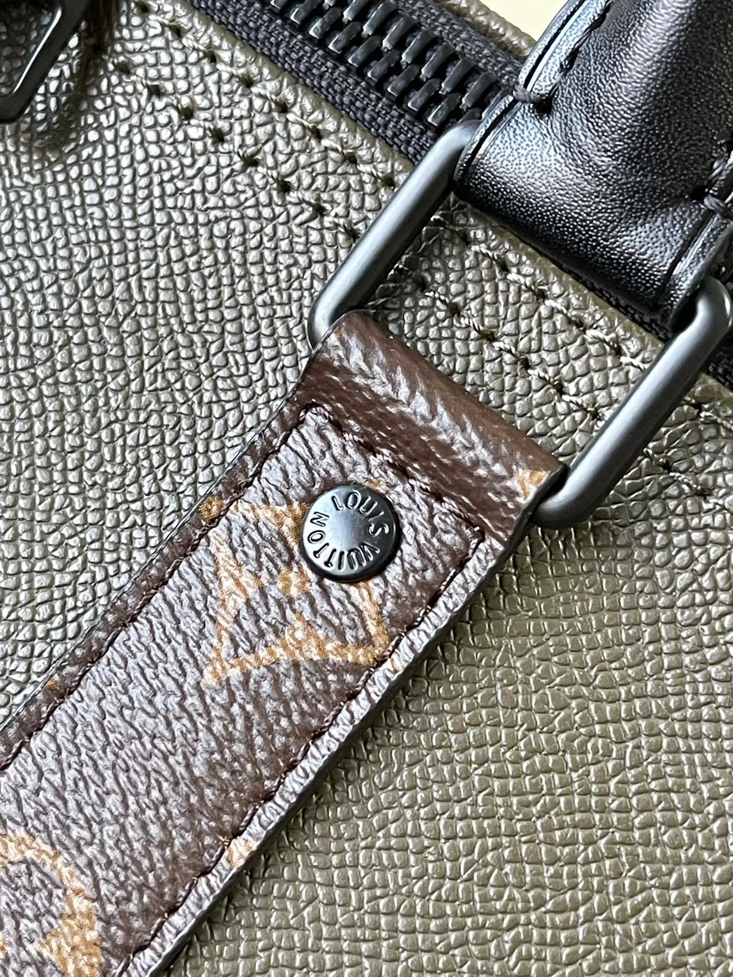 💰1480 (first-grain leather) top original order M30483 For autumn and winter 2020, Virgil Abloh injects a contemporary new twist into the classic Keepall travel bag: Taïga embossed leather creates an cabin luggage size, with Monogram pattern shoulder straps and name tags, optimizing the internal design to enlarge the storage space. Dimensions: 50 x 29 x 23 cm