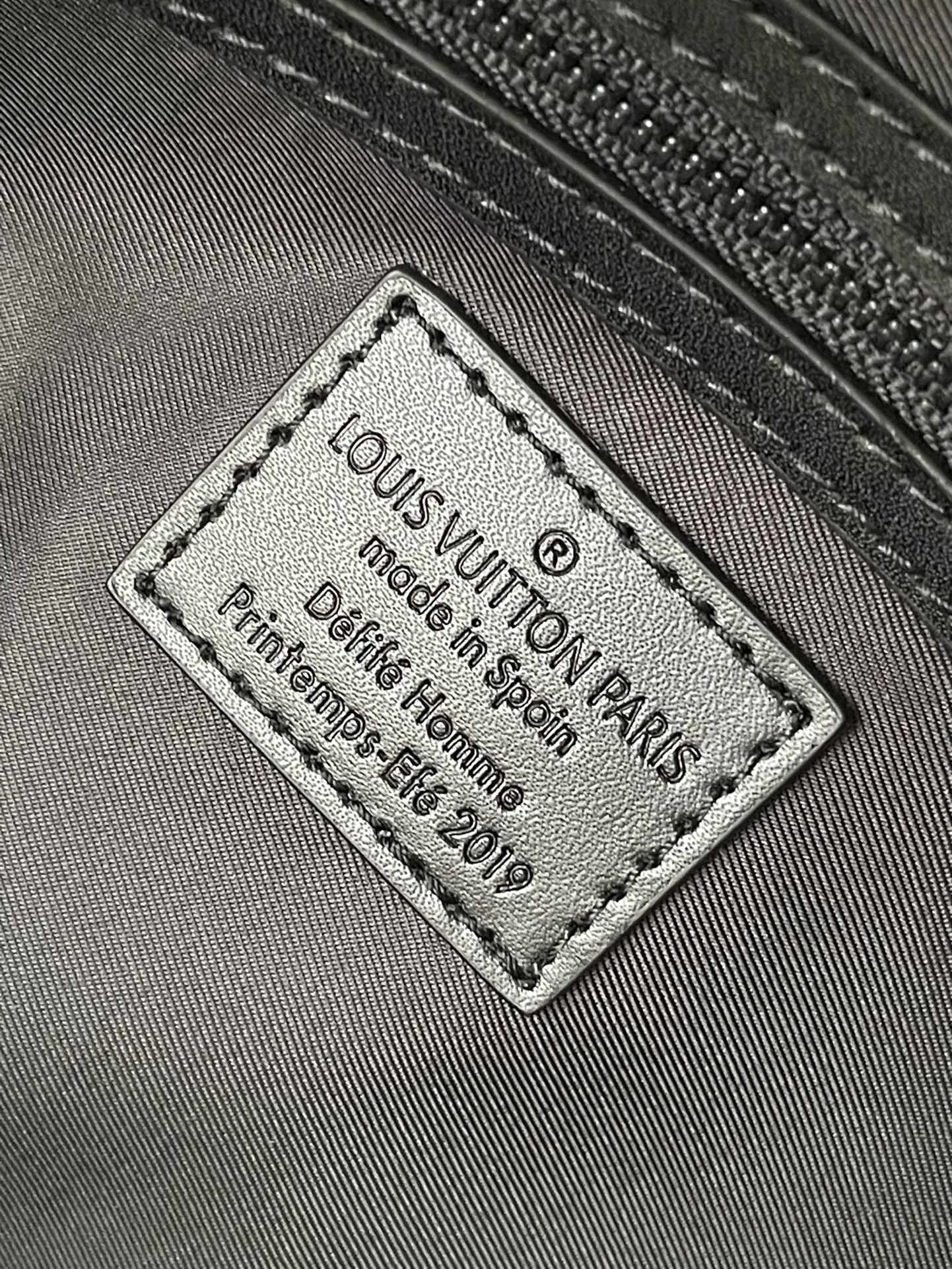 💰1480 (first-grain leather) top original order M30483 For autumn and winter 2020, Virgil Abloh injects a contemporary new twist into the classic Keepall travel bag: Taïga embossed leather creates an cabin luggage size, with Monogram pattern shoulder straps and name tags, optimizing the internal design to enlarge the storage space. Dimensions: 50 x 29 x 23 cm
