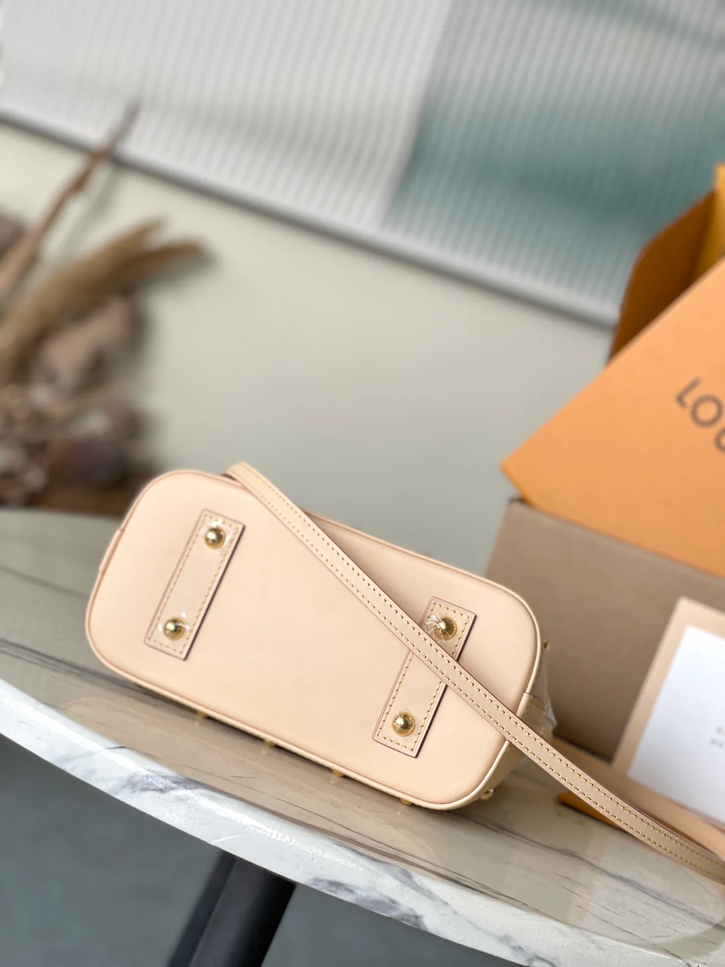💰1080 Top original order M13078 This AmaBB handbag is filled with the joyful style of the Louis Vuitton x Murakami collaboration series, cleverly recalling the Art Deco style design of the 1930s. Monogram coated canvas is dyed in Murakami’s playful tones, and classic cow leather elements are incorporated into the Toron handle, bag base, detachable shoulder strap and LVxTM key bag. Dimensions: 23.5 × 17.5 × 11.5 cm