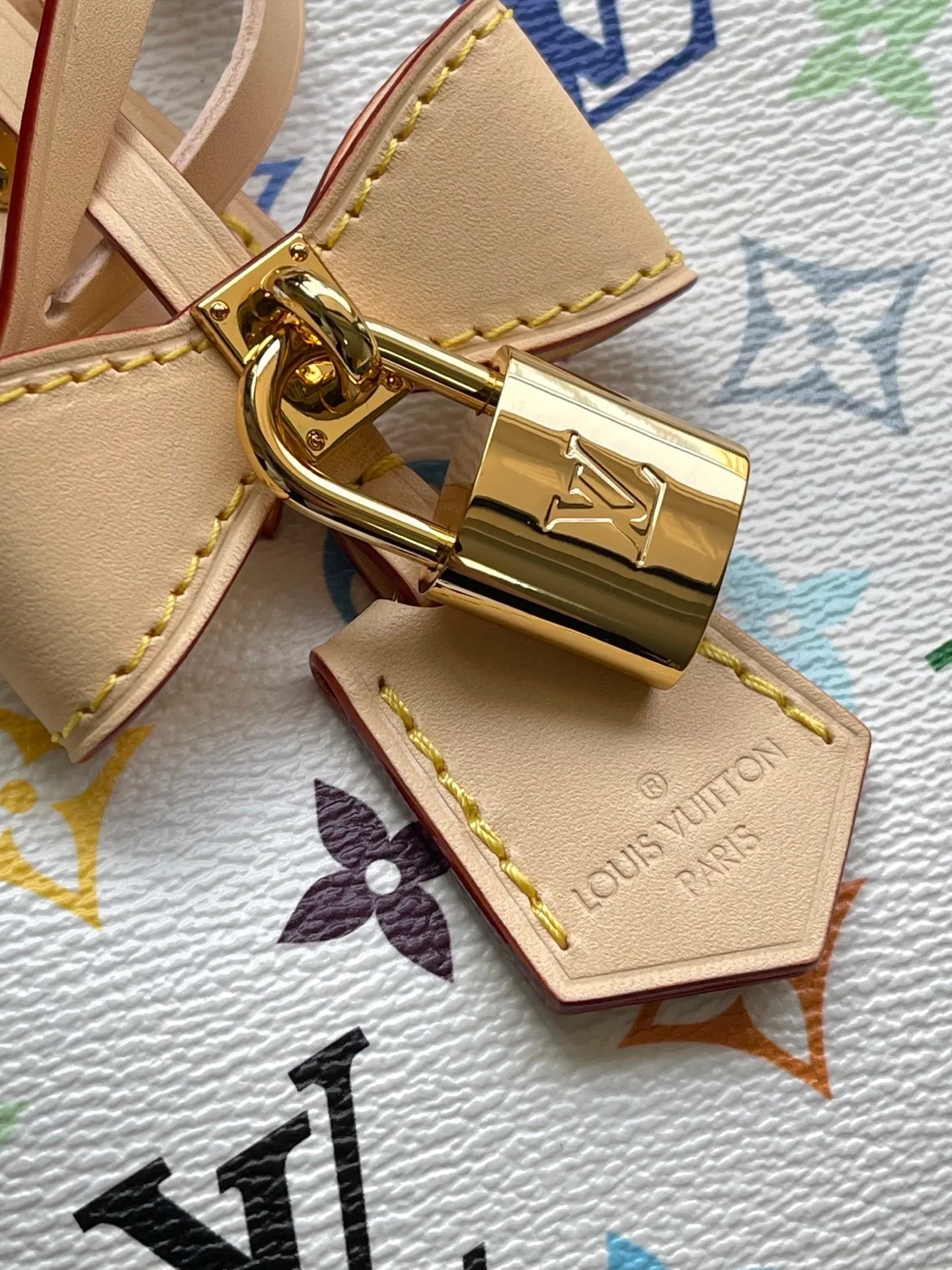 💰1080 Top original order M13078 This AmaBB handbag is filled with the joyful style of the Louis Vuitton x Murakami collaboration series, cleverly recalling the Art Deco style design of the 1930s. Monogram coated canvas is dyed in Murakami’s playful tones, and classic cow leather elements are incorporated into the Toron handle, bag base, detachable shoulder strap and LVxTM key bag. Dimensions: 23.5 × 17.5 × 11.5 cm