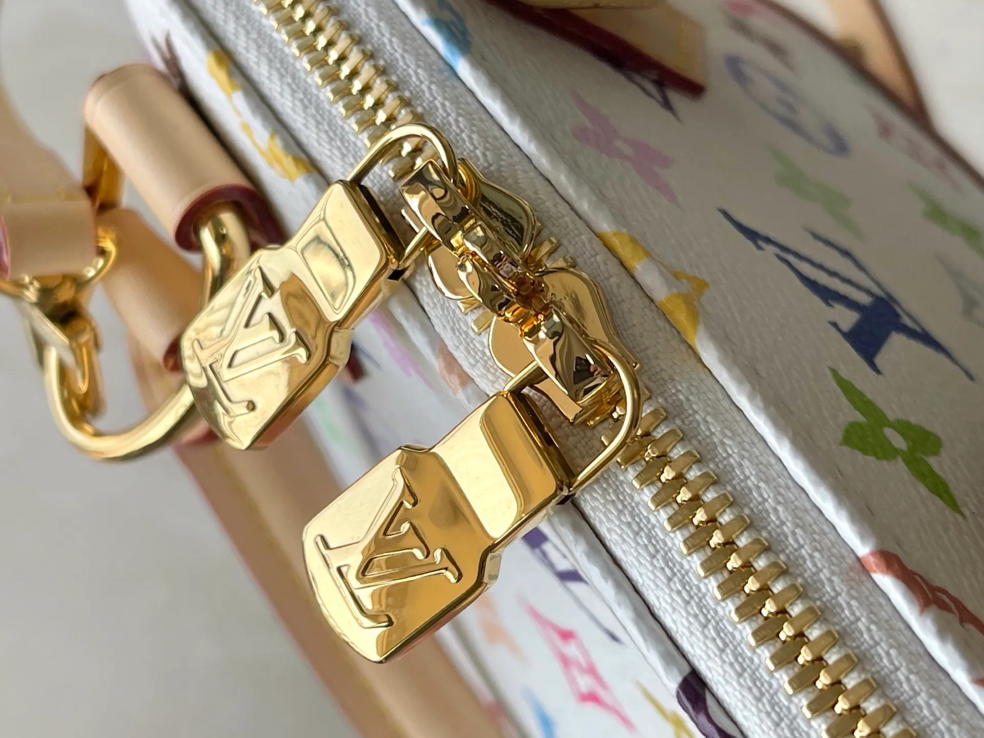💰1080 Top original order M13078 This AmaBB handbag is filled with the joyful style of the Louis Vuitton x Murakami collaboration series, cleverly recalling the Art Deco style design of the 1930s. Monogram coated canvas is dyed in Murakami’s playful tones, and classic cow leather elements are incorporated into the Toron handle, bag base, detachable shoulder strap and LVxTM key bag. Dimensions: 23.5 × 17.5 × 11.5 cm
