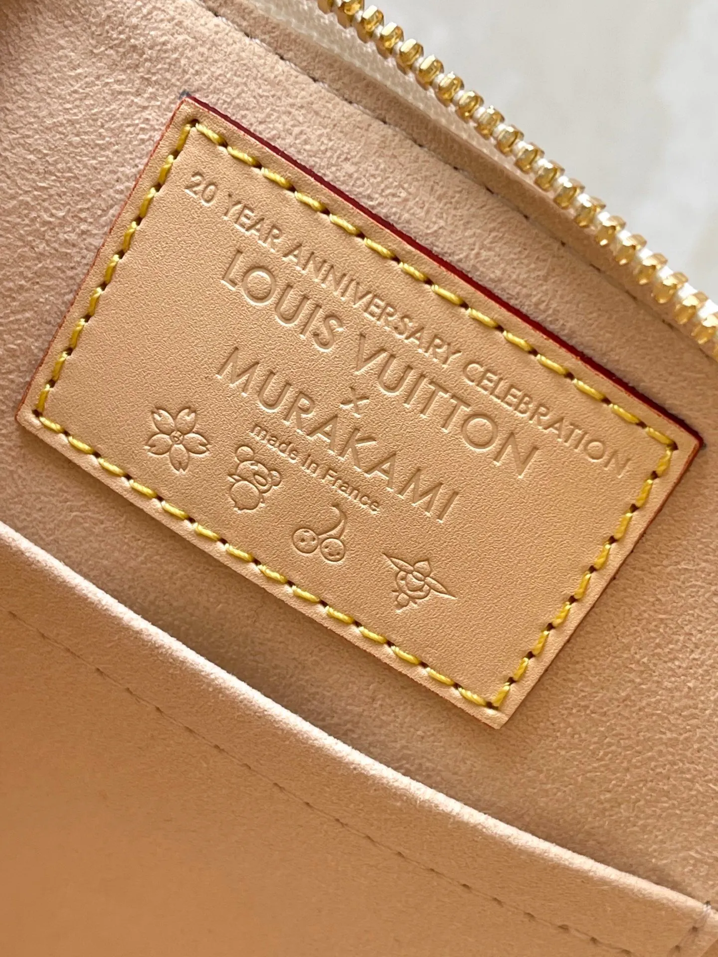 💰1080 Top original order M13078 This AmaBB handbag is filled with the joyful style of the Louis Vuitton x Murakami collaboration series, cleverly recalling the Art Deco style design of the 1930s. Monogram coated canvas is dyed in Murakami’s playful tones, and classic cow leather elements are incorporated into the Toron handle, bag base, detachable shoulder strap and LVxTM key bag. Dimensions: 23.5 × 17.5 × 11.5 cm