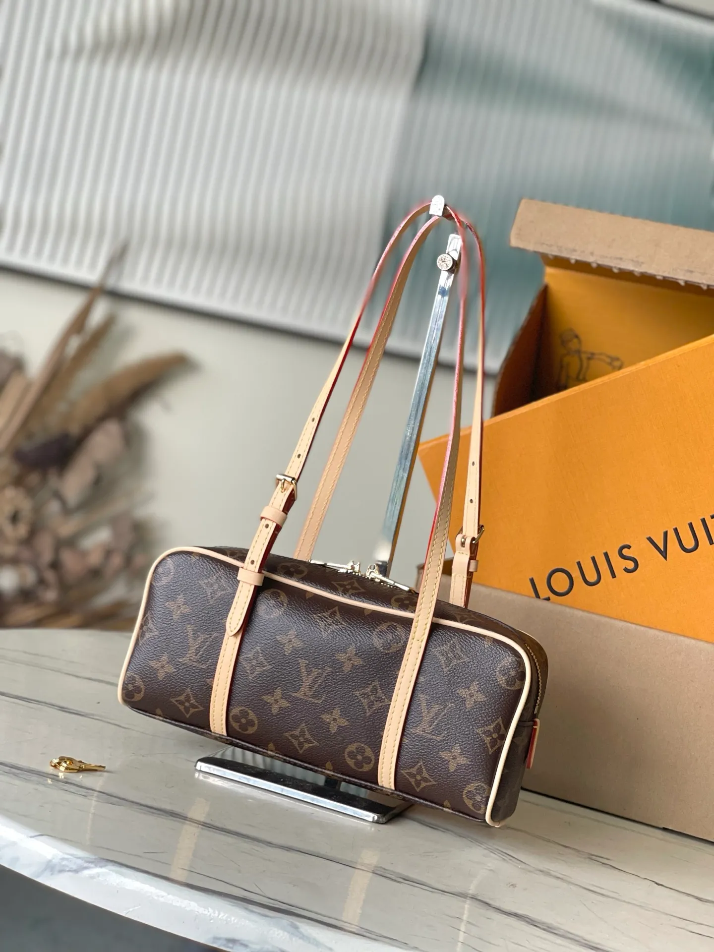 💰720 Top original order M47031 Looking back to the classic design of the Cite handbag in the 1980s, this HangOn handbag has a rich retro style. Monogram canvas and WN trim create a modern bowling bag gallery shape, and the padlock and nameplate highlight the brand's touch. Zipper closure and adjustable shoulder straps allow for flexible travel. Dimensions: 26 × 11.5 × 6.5 cm