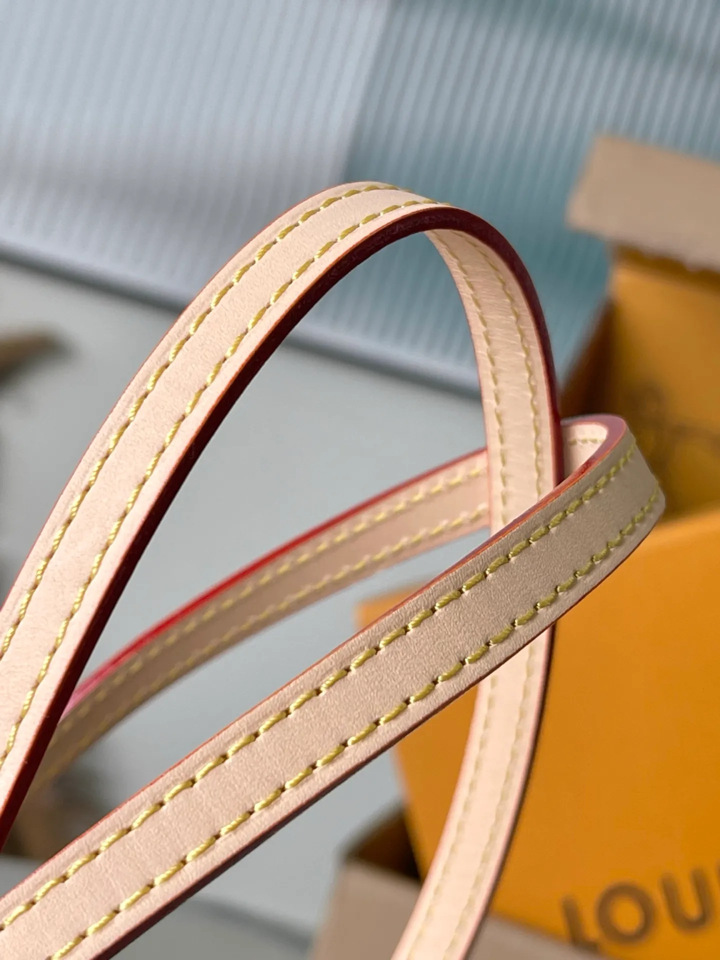 💰720 Top original order M47031 Looking back to the classic design of the Cite handbag in the 1980s, this HangOn handbag has a rich retro style. Monogram canvas and WN trim create a modern bowling bag gallery shape, and the padlock and nameplate highlight the brand's touch. Zipper closure and adjustable shoulder straps allow for flexible travel. Dimensions: 26 × 11.5 × 6.5 cm