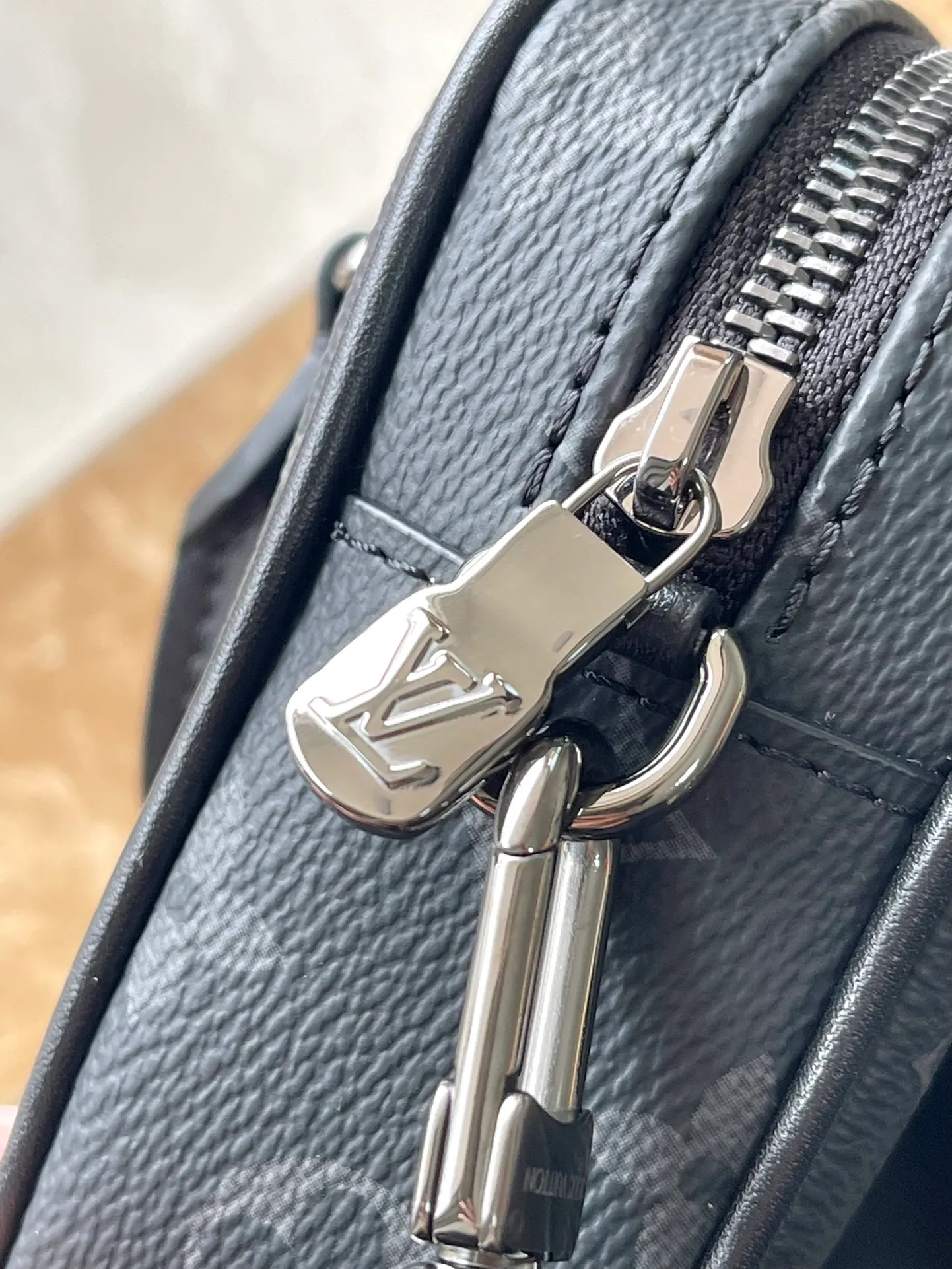 💰820 The top original order M82770 supports counter inspection. The photo taken of duty-free goods is consistent with the product and has not been unpacked. This product is an exclusive duty-free product in the market and is the highest-end product. Inspection is supported. This product has passed strict inspection and is flawless. Please wear gloves when touching the product. This product is not returnable or exchangeable. Please confirm the product first and then remove the label on the handle. This product is temporarily not open to the public, only regular customers, and is in short supply. Dimensions: 20 x 13 x 5.5 cm