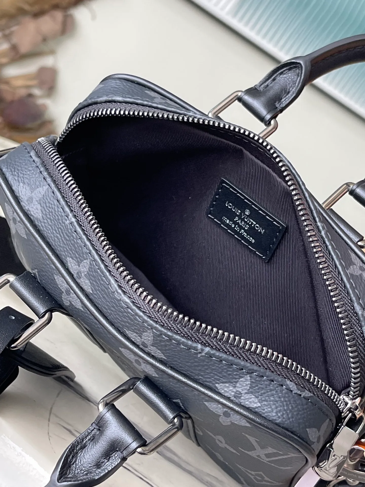 💰820 The top original order M82770 supports counter inspection. The photo taken of duty-free goods is consistent with the product and has not been unpacked. This product is an exclusive duty-free product in the market and is the highest-end product. Inspection is supported. This product has passed strict inspection and is flawless. Please wear gloves when touching the product. This product is not returnable or exchangeable. Please confirm the product first and then remove the label on the handle. This product is temporarily not open to the public, only regular customers, and is in short supply. Dimensions: 20 x 13 x 5.5 cm