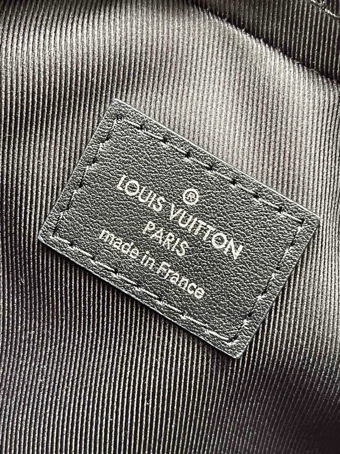 💰820 The top original order M82770 supports counter inspection. The photo taken of duty-free goods is consistent with the product and has not been unpacked. This product is an exclusive duty-free product in the market and is the highest-end product. Inspection is supported. This product has passed strict inspection and is flawless. Please wear gloves when touching the product. This product is not returnable or exchangeable. Please confirm the product first and then remove the label on the handle. This product is temporarily not open to the public, only regular customers, and is in short supply. Dimensions: 20 x 13 x 5.5 cm