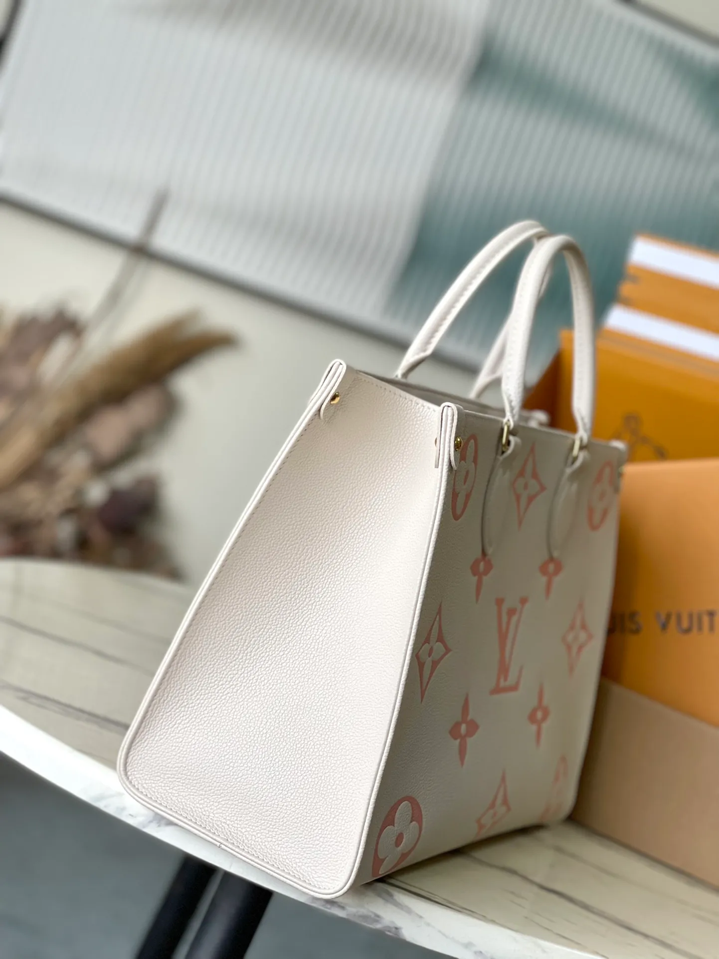 💰1120 (top layer leather) top original order M21575. Support counter inspection. Photos taken of duty-free goods are consistent with the product without unpacking. This product is an exclusive duty-free product in the market and is the highest-end product. Inspection is supported. This product has passed strict inspection and is flawless. Please wear gloves when touching the product. This product is not returnable or exchangeable. Please confirm the product first and then remove the label on the handle. This product is temporarily not open to the public, only regular customers, and is in short supply. Dimensions: 35 x 27 x 14 cm