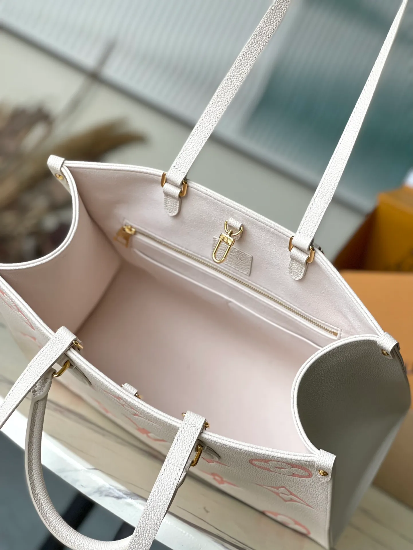 💰1120 (top layer leather) top original order M21575. Support counter inspection. Photos taken of duty-free goods are consistent with the product without unpacking. This product is an exclusive duty-free product in the market and is the highest-end product. Inspection is supported. This product has passed strict inspection and is flawless. Please wear gloves when touching the product. This product is not returnable or exchangeable. Please confirm the product first and then remove the label on the handle. This product is temporarily not open to the public, only regular customers, and is in short supply. Dimensions: 35 x 27 x 14 cm