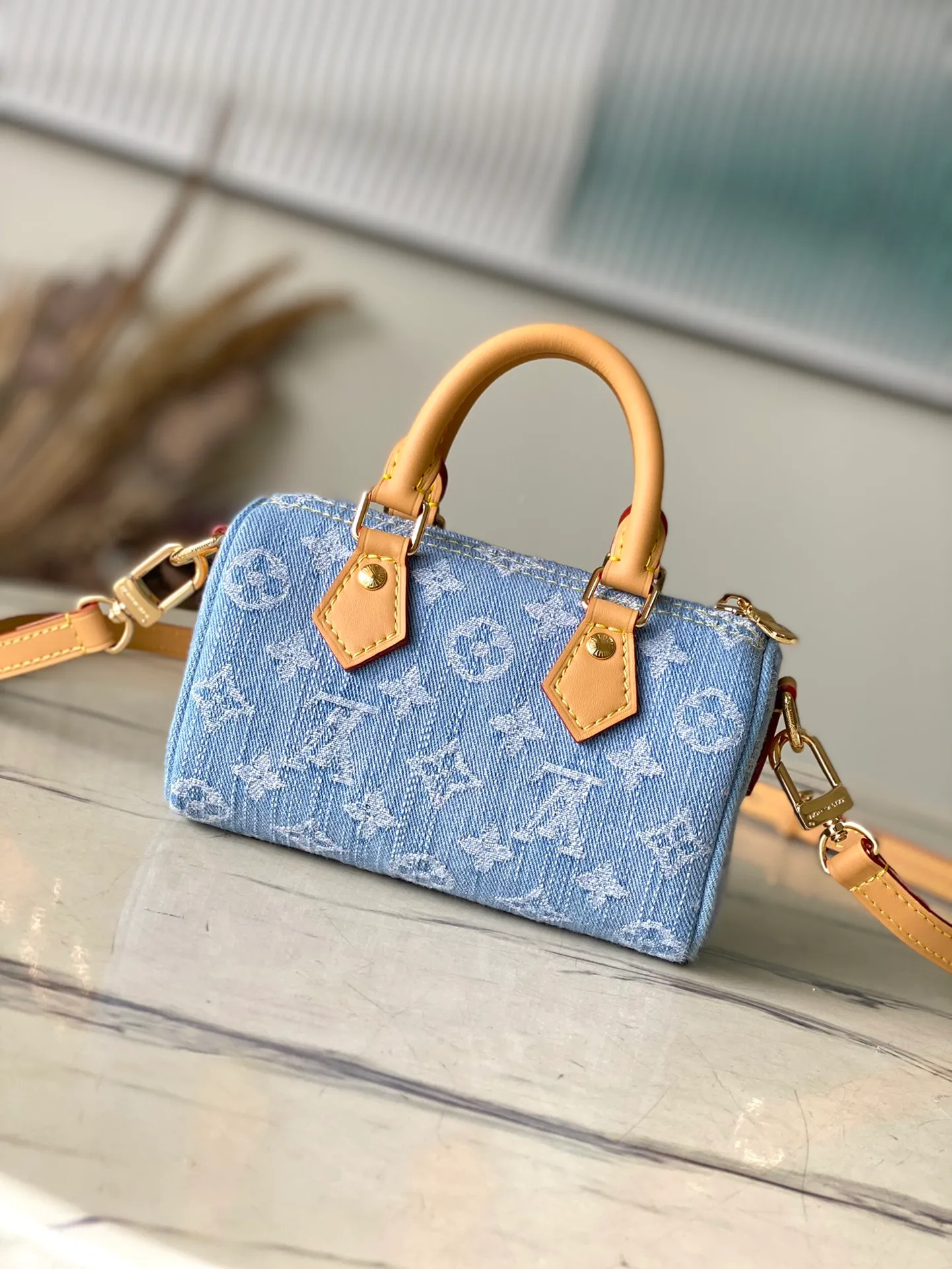 💰840 Top Original Order M11212 This Nano Speedy handbag is made of cotton denim woven with Monogram pattern. It is bleached and sand washed to give it a retro style. The cowhide leather shaped handles and removable and adjustable shoulder strap have a subtly aged effect. Dimensions: 16 × 10 × 7.5 cm