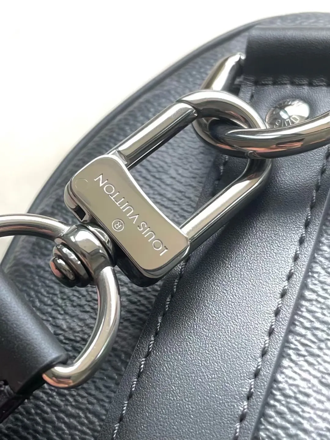 💰960 Top Original P3884 Black Flower Silk Screen This Keepall Bandoulière 25 handbag is made of leather with a painted effect, and the Monogram canvas outer bag makes it easy to take and place your belongings. Removable and adjustable leather shoulder strap provides comfortable shoulder carrying experience. Size: 25*15*11cm