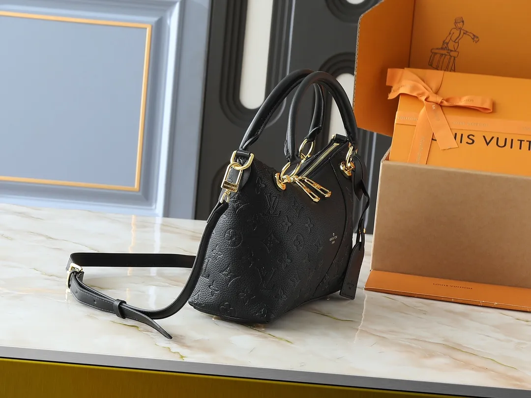 💰300💰Upgraded original M43966 This V Tote handbag is made of Monogram canvas, 😍 decorated with eye-catching triangular grained leather panels. Equipped with gold-tone metal hardware and a leather name tag, the bag can be carried by hand or on the shoulder with a removable strap. Monogram coated canvas and grained calfskin, natural cowhide leather trim, microfiber lining, two zipper closures, two-layer smartphone pocket. Size:27x19x11CM