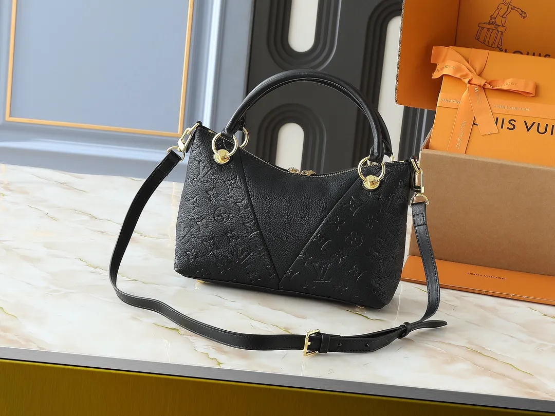 💰300💰Upgraded original M43966 This V Tote handbag is made of Monogram canvas, 😍 decorated with eye-catching triangular grained leather panels. Equipped with gold-tone metal hardware and a leather name tag, the bag can be carried by hand or on the shoulder with a removable strap. Monogram coated canvas and grained calfskin, natural cowhide leather trim, microfiber lining, two zipper closures, two-layer smartphone pocket. Size:27x19x11CM