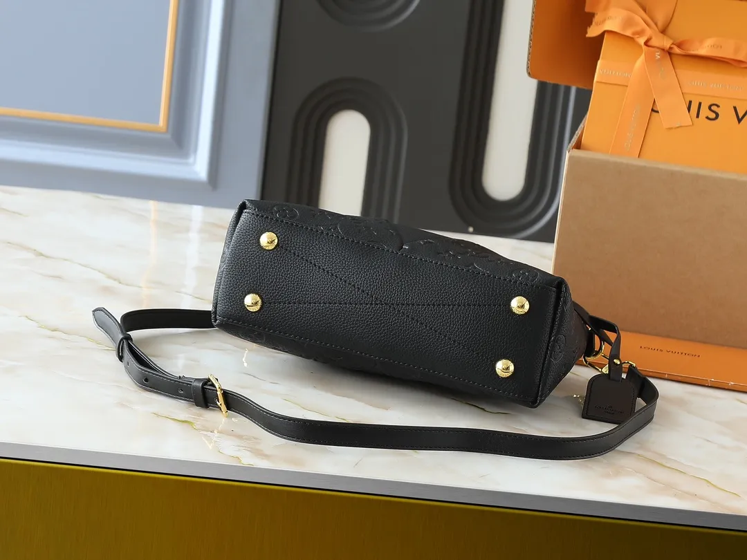 💰300💰Upgraded original M43966 This V Tote handbag is made of Monogram canvas, 😍 decorated with eye-catching triangular grained leather panels. Equipped with gold-tone metal hardware and a leather name tag, the bag can be carried by hand or on the shoulder with a removable strap. Monogram coated canvas and grained calfskin, natural cowhide leather trim, microfiber lining, two zipper closures, two-layer smartphone pocket. Size:27x19x11CM