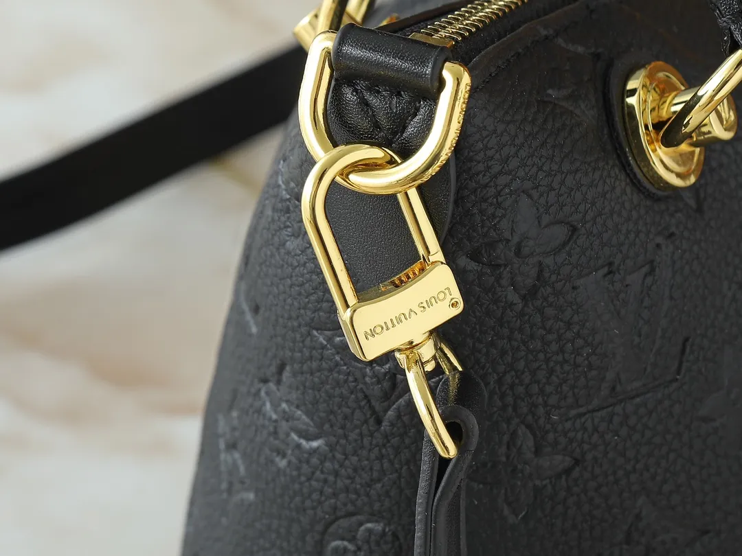 💰300💰Upgraded original M43966 This V Tote handbag is made of Monogram canvas, 😍 decorated with eye-catching triangular grained leather panels. Equipped with gold-tone metal hardware and a leather name tag, the bag can be carried by hand or on the shoulder with a removable strap. Monogram coated canvas and grained calfskin, natural cowhide leather trim, microfiber lining, two zipper closures, two-layer smartphone pocket. Size:27x19x11CM