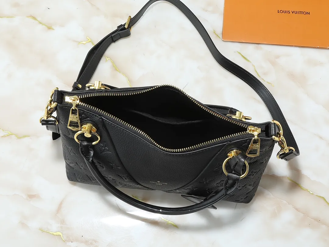 💰300💰Upgraded original M43966 This V Tote handbag is made of Monogram canvas, 😍 decorated with eye-catching triangular grained leather panels. Equipped with gold-tone metal hardware and a leather name tag, the bag can be carried by hand or on the shoulder with a removable strap. Monogram coated canvas and grained calfskin, natural cowhide leather trim, microfiber lining, two zipper closures, two-layer smartphone pocket. Size:27x19x11CM