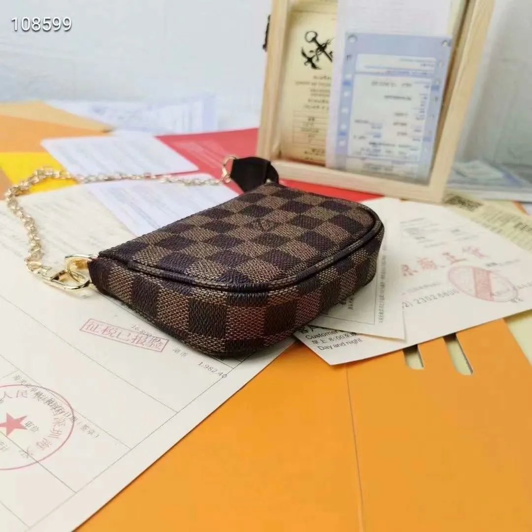 P130N58009 white grid [actual photo, original packaging] MINI POCHETTE ACCESSORIES small handbag. This accessory bag opens with a zipper and comes with a gold chain that can be attached to the D-ring on most Louis Vuitton handbags. Size: 12*9*2Cm