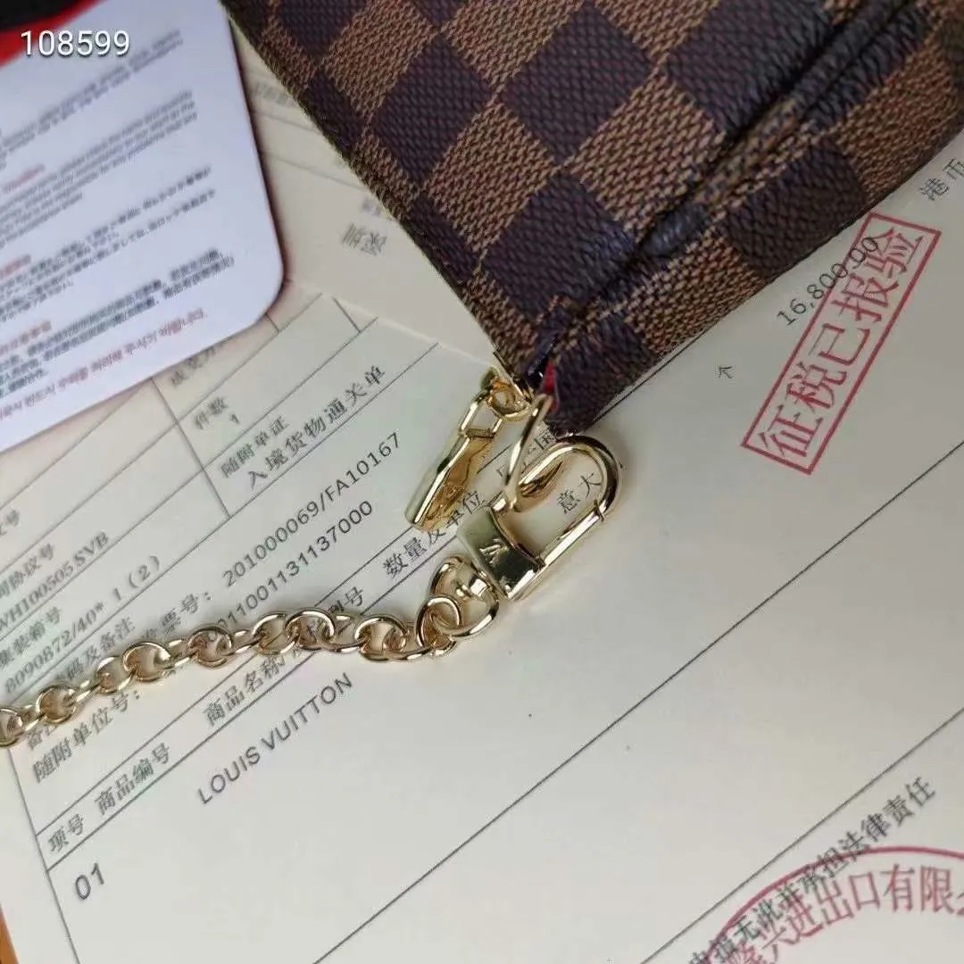 P130N58009 white grid [actual photo, original packaging] MINI POCHETTE ACCESSORIES small handbag. This accessory bag opens with a zipper and comes with a gold chain that can be attached to the D-ring on most Louis Vuitton handbags. Size: 12*9*2Cm