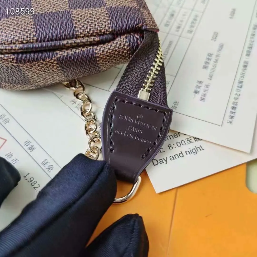 P130N58009 white grid [actual photo, original packaging] MINI POCHETTE ACCESSORIES small handbag. This accessory bag opens with a zipper and comes with a gold chain that can be attached to the D-ring on most Louis Vuitton handbags. Size: 12*9*2Cm