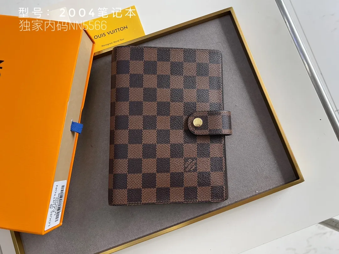 💰140 Top Original 💎 Latest Date 📅 Notepad This small notepad cover is made of Monogram canvas and can hold three credit cards. It can also be used as an address book, notebook or calendar. Epi leather is delicately embossed with LV initials and is lined with intertwined textured leather - Push-button closure - Six-ring binder with three rings in a set, six credit card slots and two internal compartments - Notepad insert available separately. Model: 2004 Size: 14x8cm