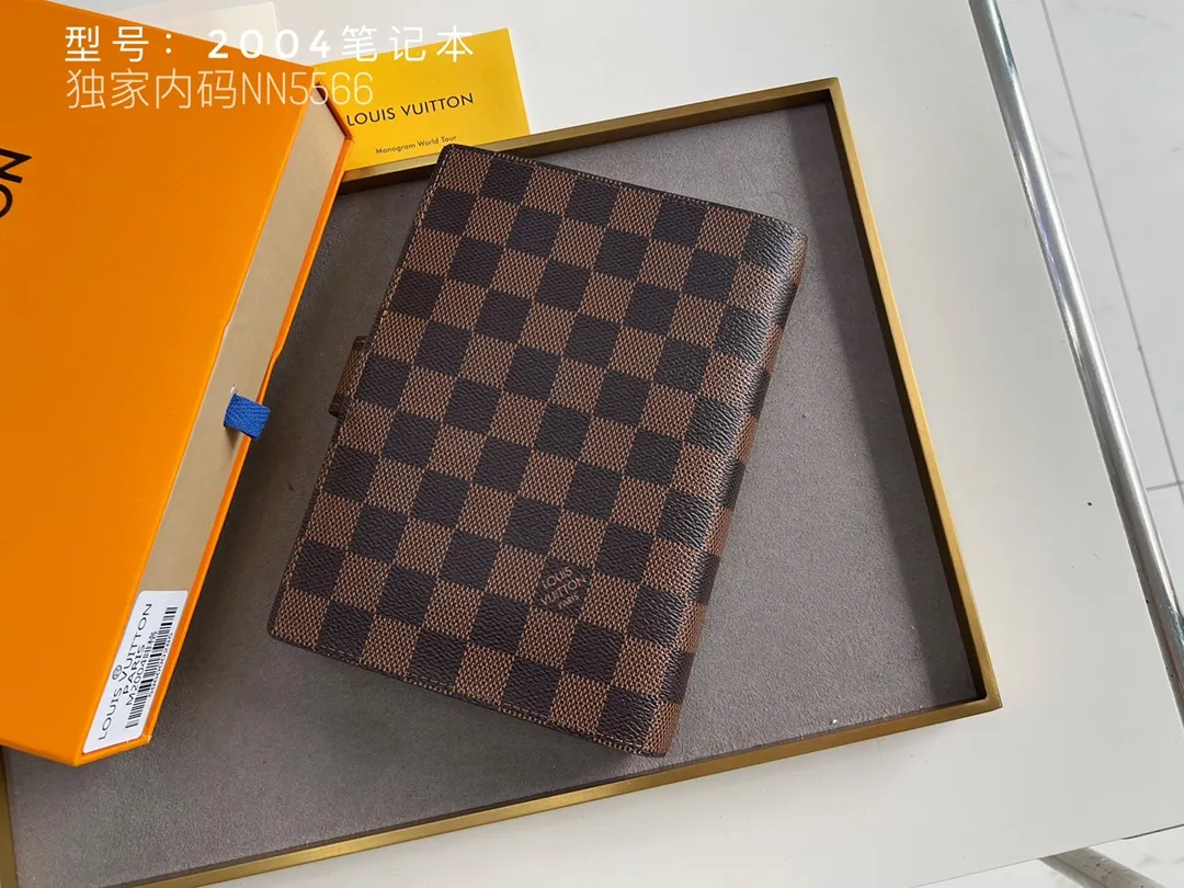 💰140 Top Original 💎 Latest Date 📅 Notepad This small notepad cover is made of Monogram canvas and can hold three credit cards. It can also be used as an address book, notebook or calendar. Epi leather is delicately embossed with LV initials and is lined with intertwined textured leather - Push-button closure - Six-ring binder with three rings in a set, six credit card slots and two internal compartments - Notepad insert available separately. Model: 2004 Size: 14x8cm