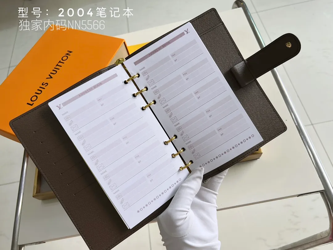 💰140 Top Original 💎 Latest Date 📅 Notepad This small notepad cover is made of Monogram canvas and can hold three credit cards. It can also be used as an address book, notebook or calendar. Epi leather is delicately embossed with LV initials and is lined with intertwined textured leather - Push-button closure - Six-ring binder with three rings in a set, six credit card slots and two internal compartments - Notepad insert available separately. Model: 2004 Size: 14x8cm