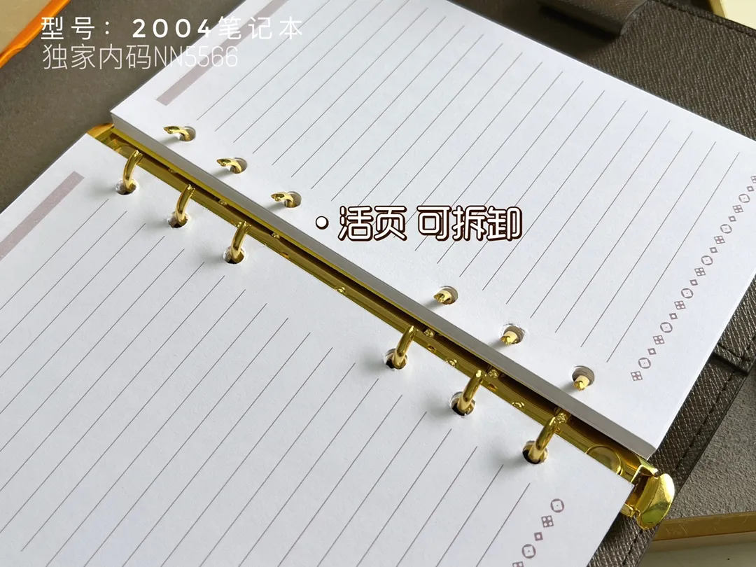 💰140 Top Original 💎 Latest Date 📅 Notepad This small notepad cover is made of Monogram canvas and can hold three credit cards. It can also be used as an address book, notebook or calendar. Epi leather is delicately embossed with LV initials and is lined with intertwined textured leather - Push-button closure - Six-ring binder with three rings in a set, six credit card slots and two internal compartments - Notepad insert available separately. Model: 2004 Size: 14x8cm