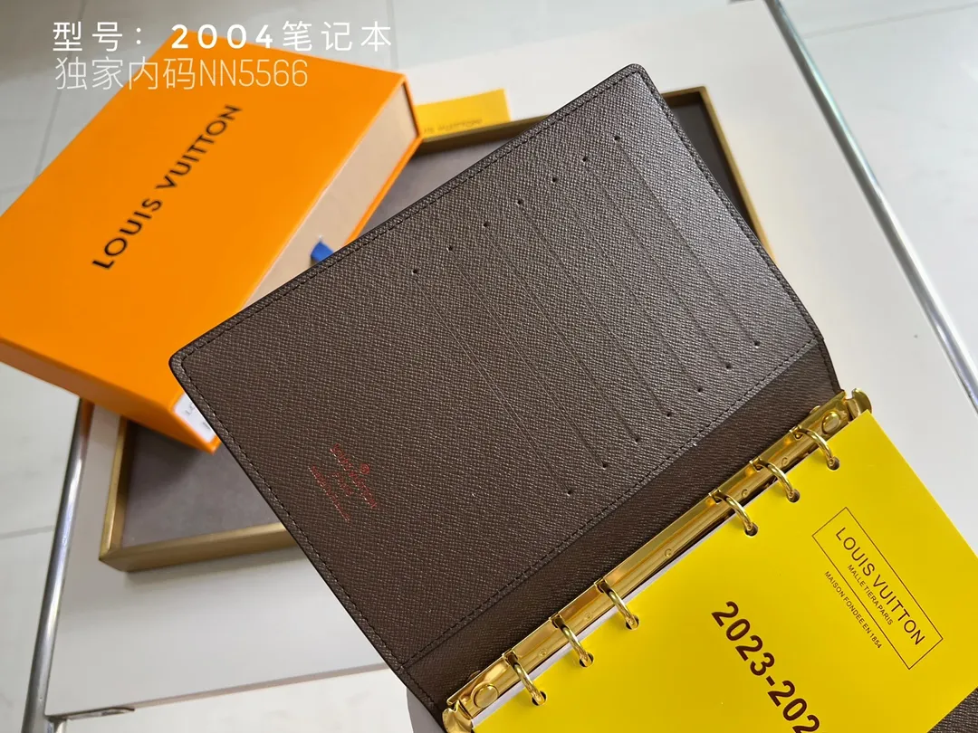💰140 Top Original 💎 Latest Date 📅 Notepad This small notepad cover is made of Monogram canvas and can hold three credit cards. It can also be used as an address book, notebook or calendar. Epi leather is delicately embossed with LV initials and is lined with intertwined textured leather - Push-button closure - Six-ring binder with three rings in a set, six credit card slots and two internal compartments - Notepad insert available separately. Model: 2004 Size: 14x8cm