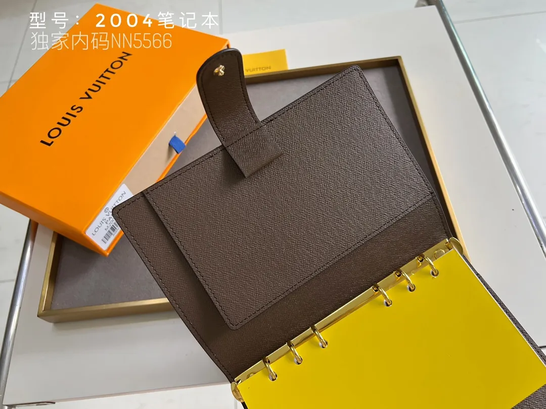 💰140 Top Original 💎 Latest Date 📅 Notepad This small notepad cover is made of Monogram canvas and can hold three credit cards. It can also be used as an address book, notebook or calendar. Epi leather is delicately embossed with LV initials and is lined with intertwined textured leather - Push-button closure - Six-ring binder with three rings in a set, six credit card slots and two internal compartments - Notepad insert available separately. Model: 2004 Size: 14x8cm