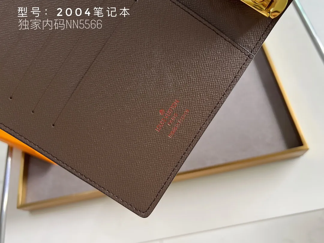 💰140 Top Original 💎 Latest Date 📅 Notepad This small notepad cover is made of Monogram canvas and can hold three credit cards. It can also be used as an address book, notebook or calendar. Epi leather is delicately embossed with LV initials and is lined with intertwined textured leather - Push-button closure - Six-ring binder with three rings in a set, six credit card slots and two internal compartments - Notepad insert available separately. Model: 2004 Size: 14x8cm