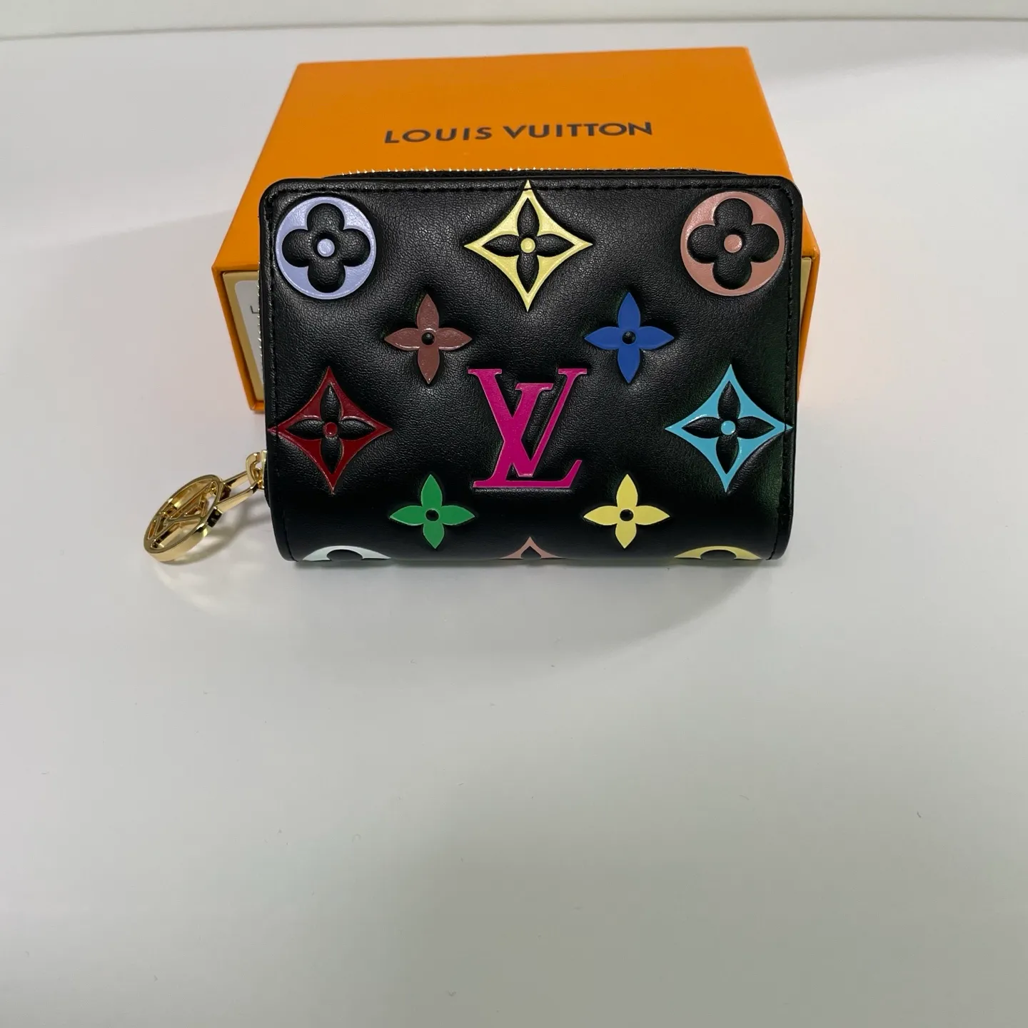 Factory price 500 [Top original order] M13829 🌟 This LV Ski series zipper wallet has a pillow-like soft texture, and the design is taken from the brand's Coussin series handbags, creating a distinctive style. The wallet is made of classic Monogram embossed lambskin and is embellished with gold-tone hardware, including the iconic LV Circle logo zipper design.