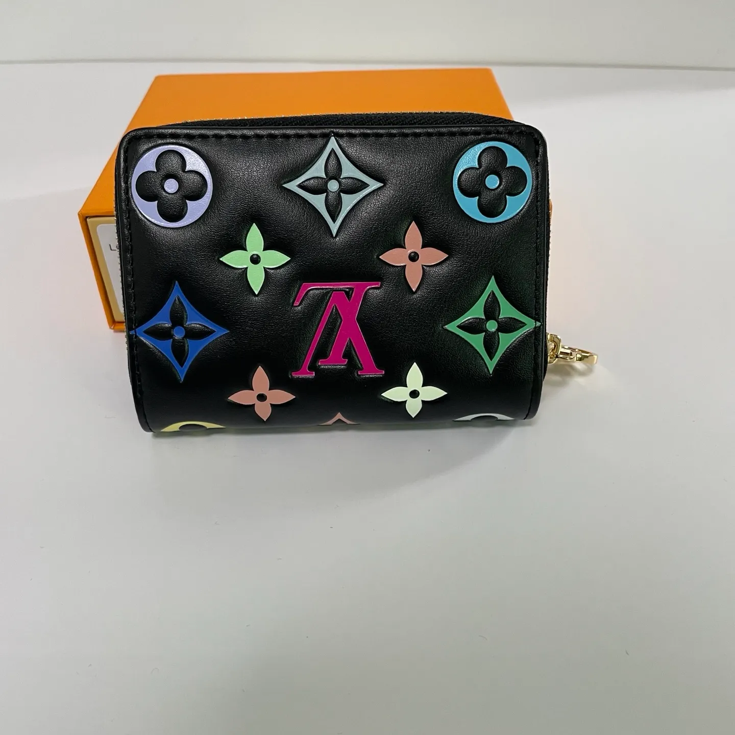 Factory price 500 [Top original order] M13829 🌟 This LV Ski series zipper wallet has a pillow-like soft texture, and the design is taken from the brand's Coussin series handbags, creating a distinctive style. The wallet is made of classic Monogram embossed lambskin and is embellished with gold-tone hardware, including the iconic LV Circle logo zipper design.