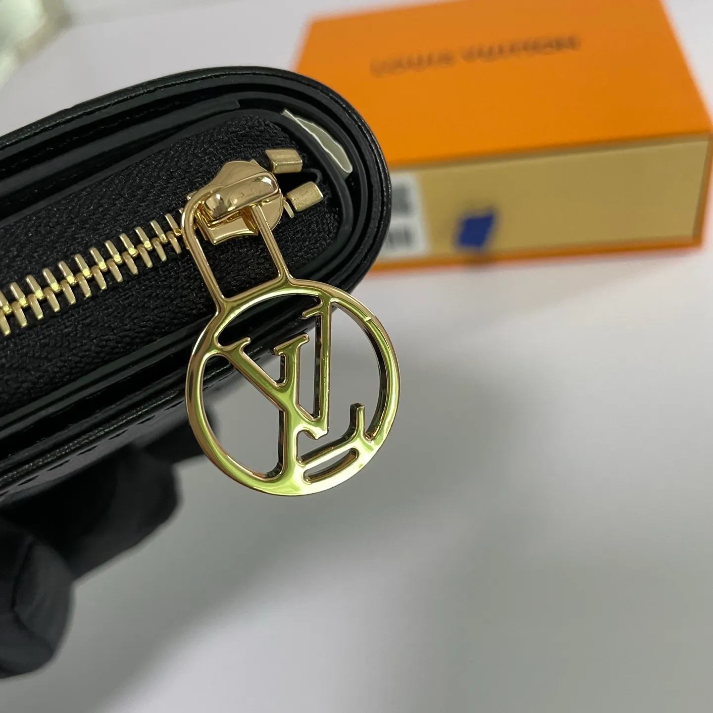 Factory price 500 [Top original order] M13829 🌟 This LV Ski series zipper wallet has a pillow-like soft texture, and the design is taken from the brand's Coussin series handbags, creating a distinctive style. The wallet is made of classic Monogram embossed lambskin and is embellished with gold-tone hardware, including the iconic LV Circle logo zipper design.
