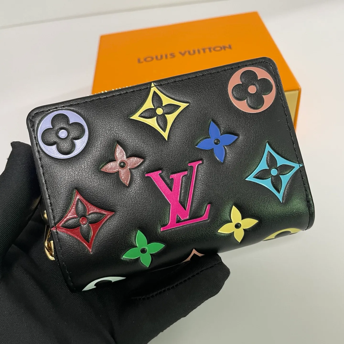 Factory price 500 [Top original order] M13829 🌟 This LV Ski series zipper wallet has a pillow-like soft texture, and the design is taken from the brand's Coussin series handbags, creating a distinctive style. The wallet is made of classic Monogram embossed lambskin and is embellished with gold-tone hardware, including the iconic LV Circle logo zipper design.