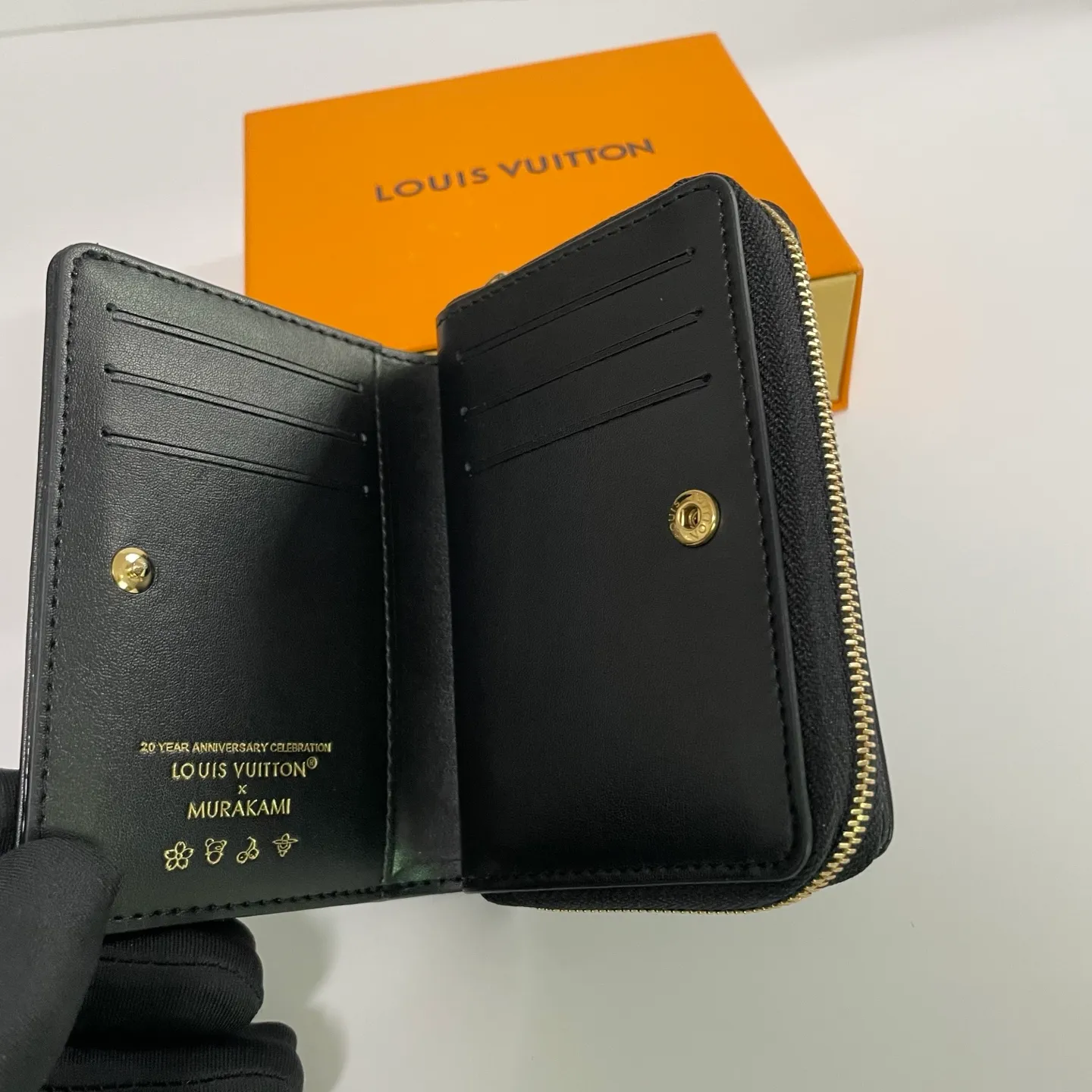 Factory price 500 [Top original order] M13829 🌟 This LV Ski series zipper wallet has a pillow-like soft texture, and the design is taken from the brand's Coussin series handbags, creating a distinctive style. The wallet is made of classic Monogram embossed lambskin and is embellished with gold-tone hardware, including the iconic LV Circle logo zipper design.