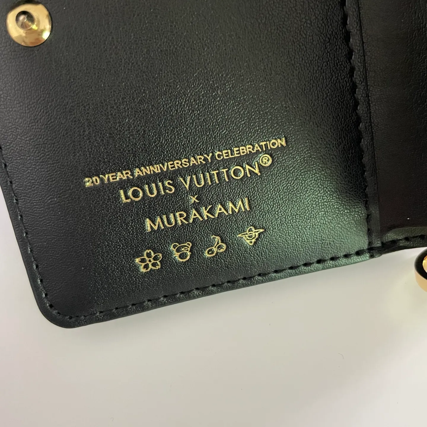 Factory price 500 [Top original order] M13829 🌟 This LV Ski series zipper wallet has a pillow-like soft texture, and the design is taken from the brand's Coussin series handbags, creating a distinctive style. The wallet is made of classic Monogram embossed lambskin and is embellished with gold-tone hardware, including the iconic LV Circle logo zipper design.