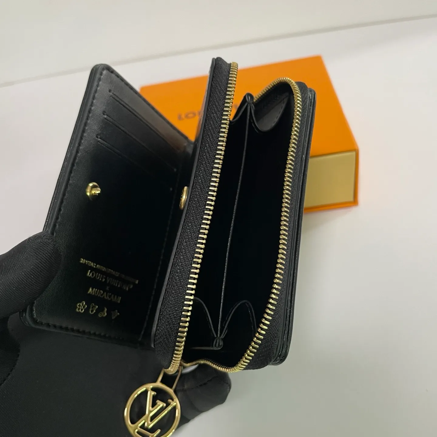 Factory price 500 [Top original order] M13829 🌟 This LV Ski series zipper wallet has a pillow-like soft texture, and the design is taken from the brand's Coussin series handbags, creating a distinctive style. The wallet is made of classic Monogram embossed lambskin and is embellished with gold-tone hardware, including the iconic LV Circle logo zipper design.