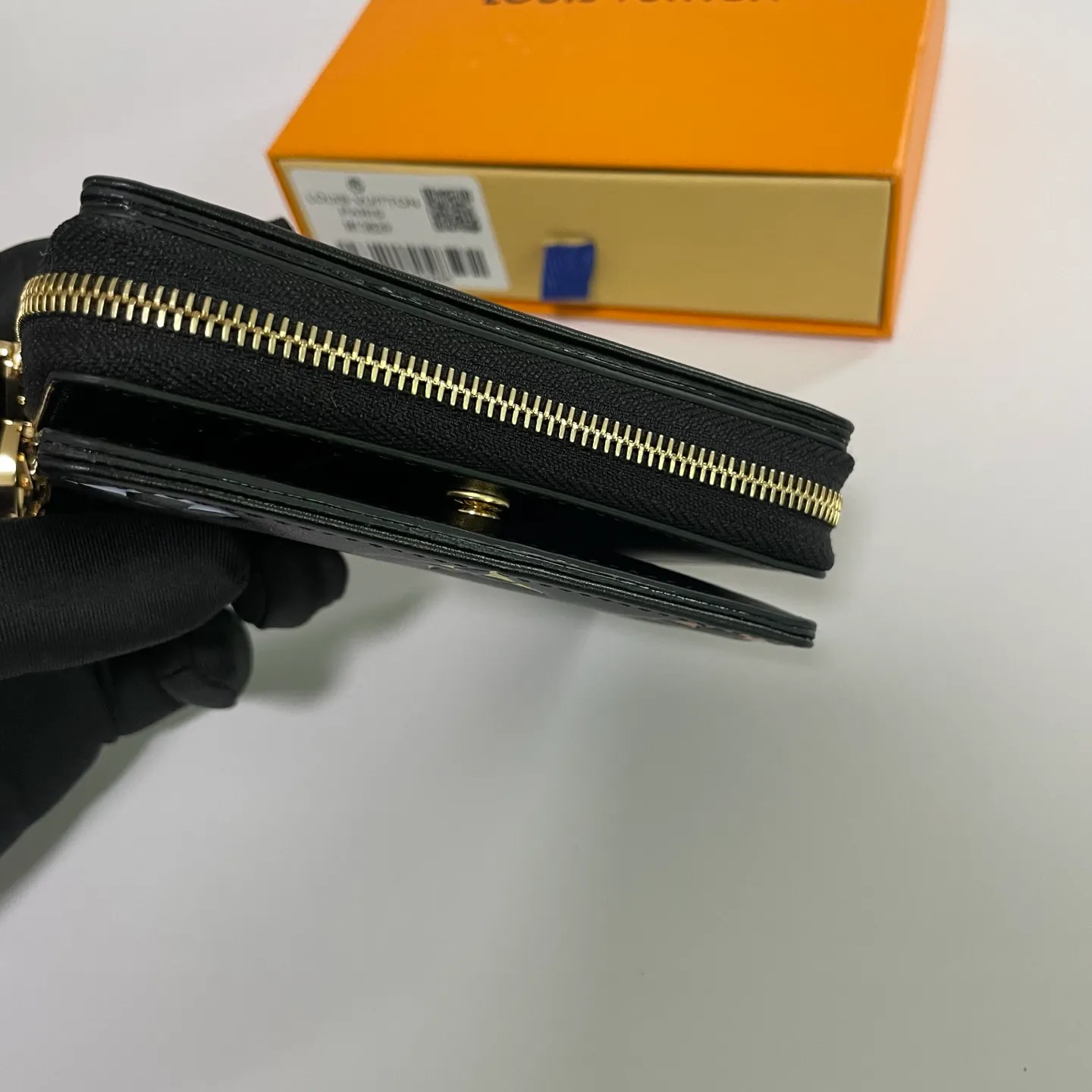 Factory price 500 [Top original order] M13829 🌟 This LV Ski series zipper wallet has a pillow-like soft texture, and the design is taken from the brand's Coussin series handbags, creating a distinctive style. The wallet is made of classic Monogram embossed lambskin and is embellished with gold-tone hardware, including the iconic LV Circle logo zipper design.