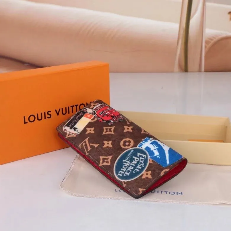 P140💰126454 Canvas Red New Product The latest model for spring and summer 2024, this pocket wallet combines the elegance of Damier Graphite canvas with the delicate texture of Epi leather, with stripes emblazoned with the Louis Vuitton logo. The elegant design can accommodate credit cards, banknotes and receipts, making it suitable for daily carrying or gift giving. Epi leather and Damier Graphite coated sail. Textile cowhide trim, cowhide lining, card compartment, size 11×19×2cm 62665 63212.