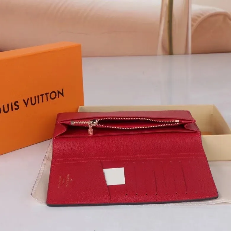 P140💰126454 Canvas Red New Product The latest model for spring and summer 2024, this pocket wallet combines the elegance of Damier Graphite canvas with the delicate texture of Epi leather, with stripes emblazoned with the Louis Vuitton logo. The elegant design can accommodate credit cards, banknotes and receipts, making it suitable for daily carrying or gift giving. Epi leather and Damier Graphite coated sail. Textile cowhide trim, cowhide lining, card compartment, size 11×19×2cm 62665 63212.