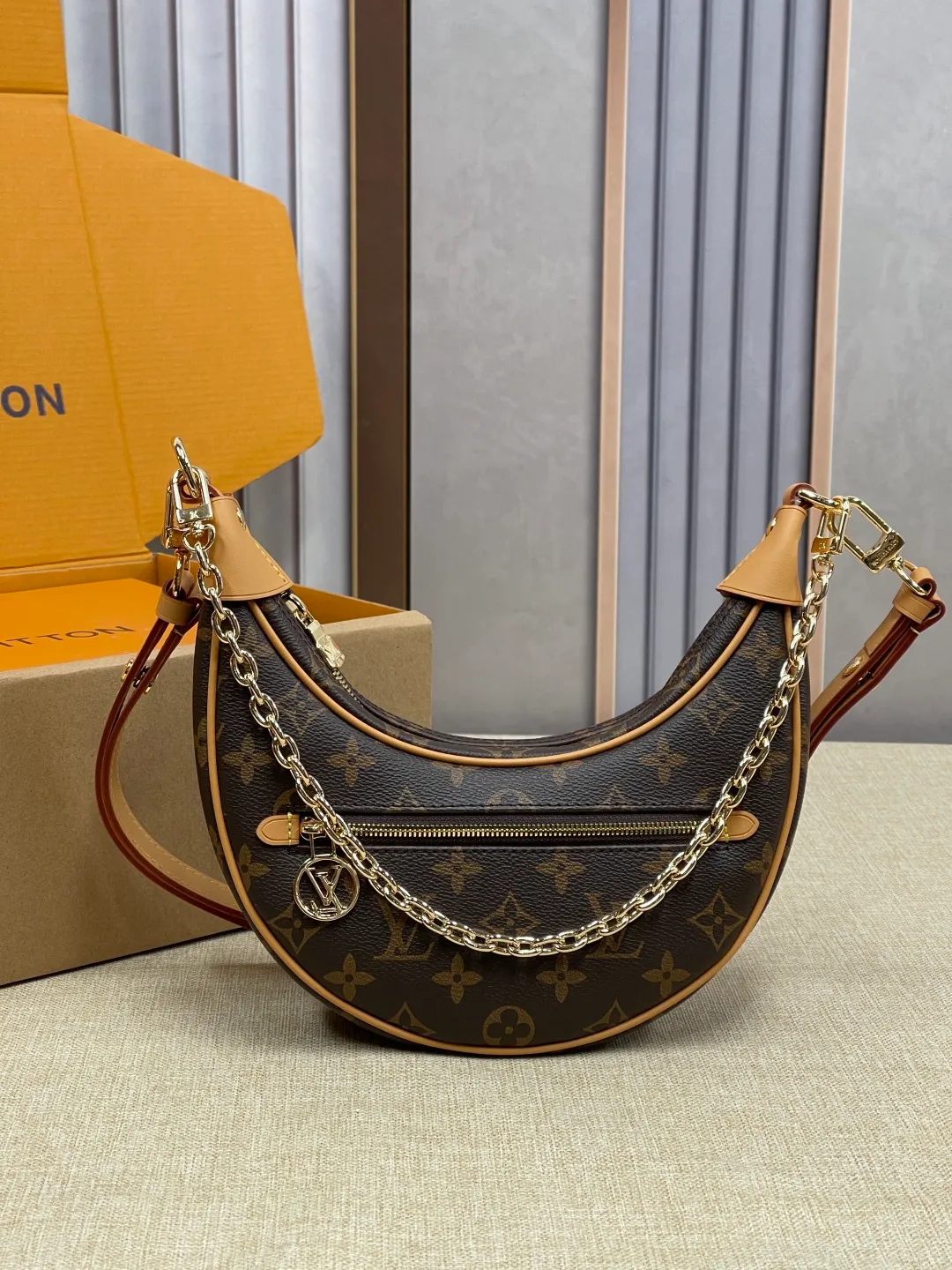 [Upgraded version] P480¥🐶Model M81098🐶Upgraded version·Comes with complete packaging❣️LOOP handbag Nicolas Ghesquière traces the origin of the Croissant handbag in the Louis Vuitton archives and launches the Loop half-moon baguette bag in the 2022 early spring series. The compact construction follows the movement of your body, the zippered front pocket features a rounded LV zipper pull, and the chain and leather shoulder strap allow for shoulder or cross-body wear. Dimensions: 23 x 13 x 6 cm
