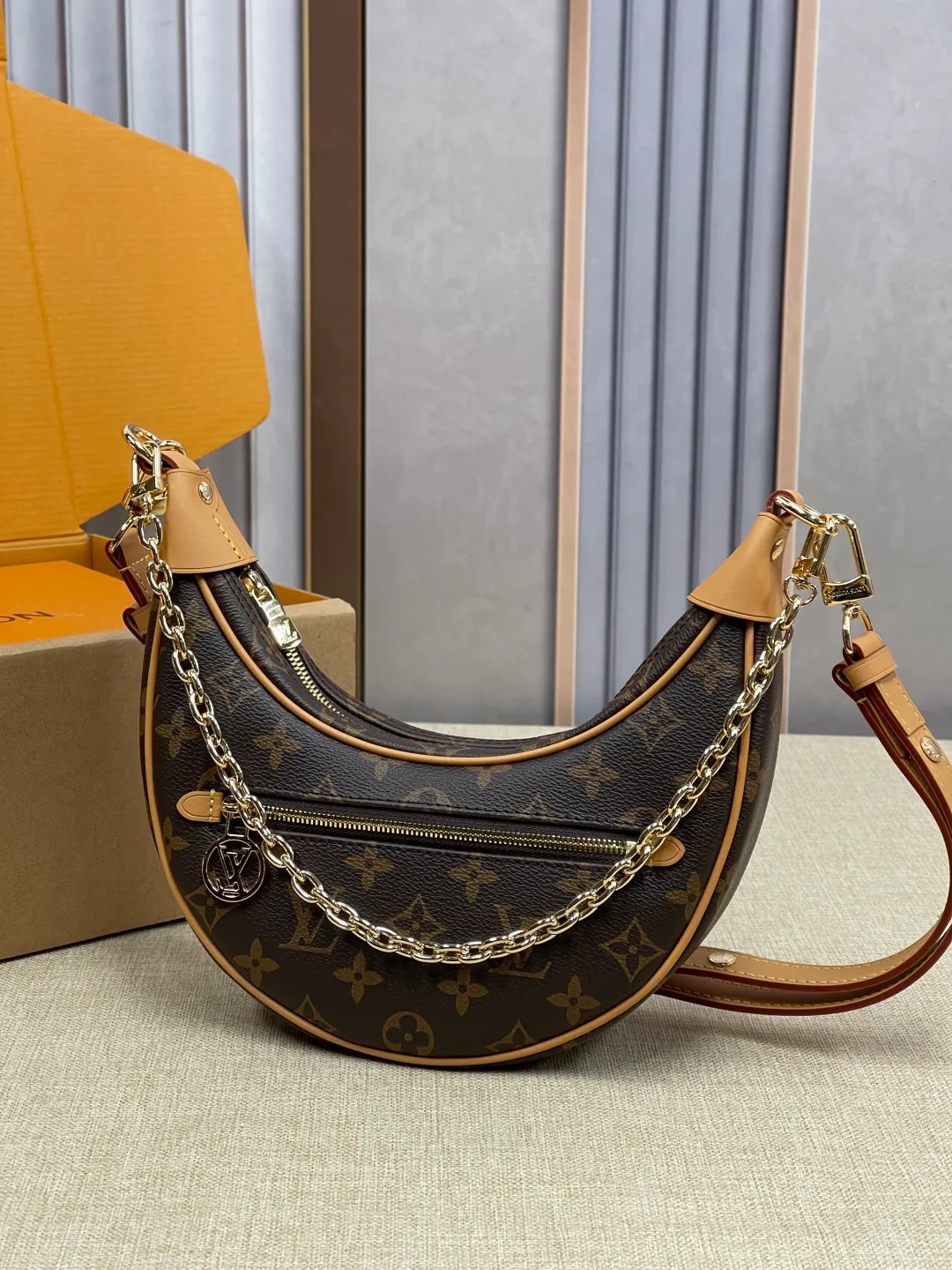 [Upgraded version] P480¥🐶Model M81098🐶Upgraded version·Comes with complete packaging❣️LOOP handbag Nicolas Ghesquière traces the origin of the Croissant handbag in the Louis Vuitton archives and launches the Loop half-moon baguette bag in the 2022 early spring series. The compact construction follows the movement of your body, the zippered front pocket features a rounded LV zipper pull, and the chain and leather shoulder strap allow for shoulder or cross-body wear. Dimensions: 23 x 13 x 6 cm